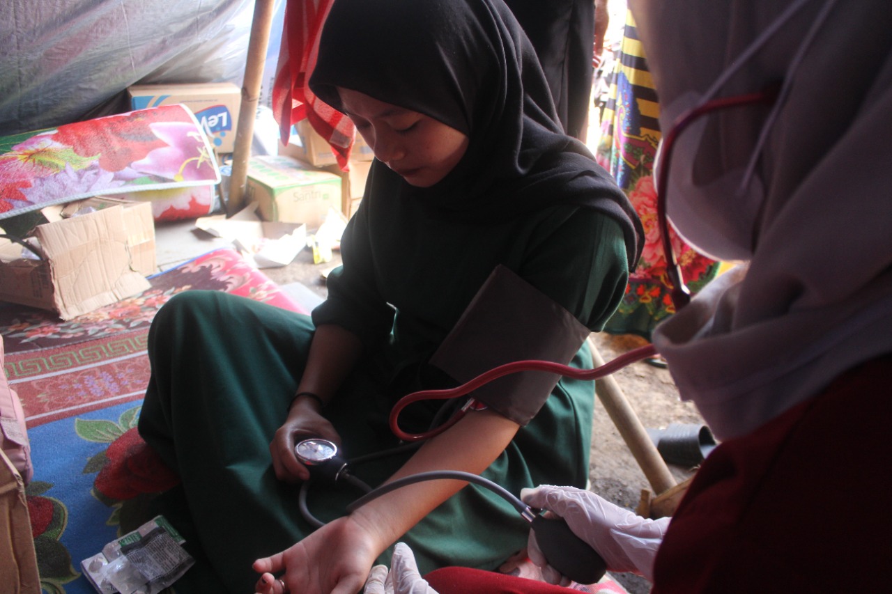 Relawan Jabar Quick Response memeriksa kesehatan pengungsi korban gempa di Cianjur