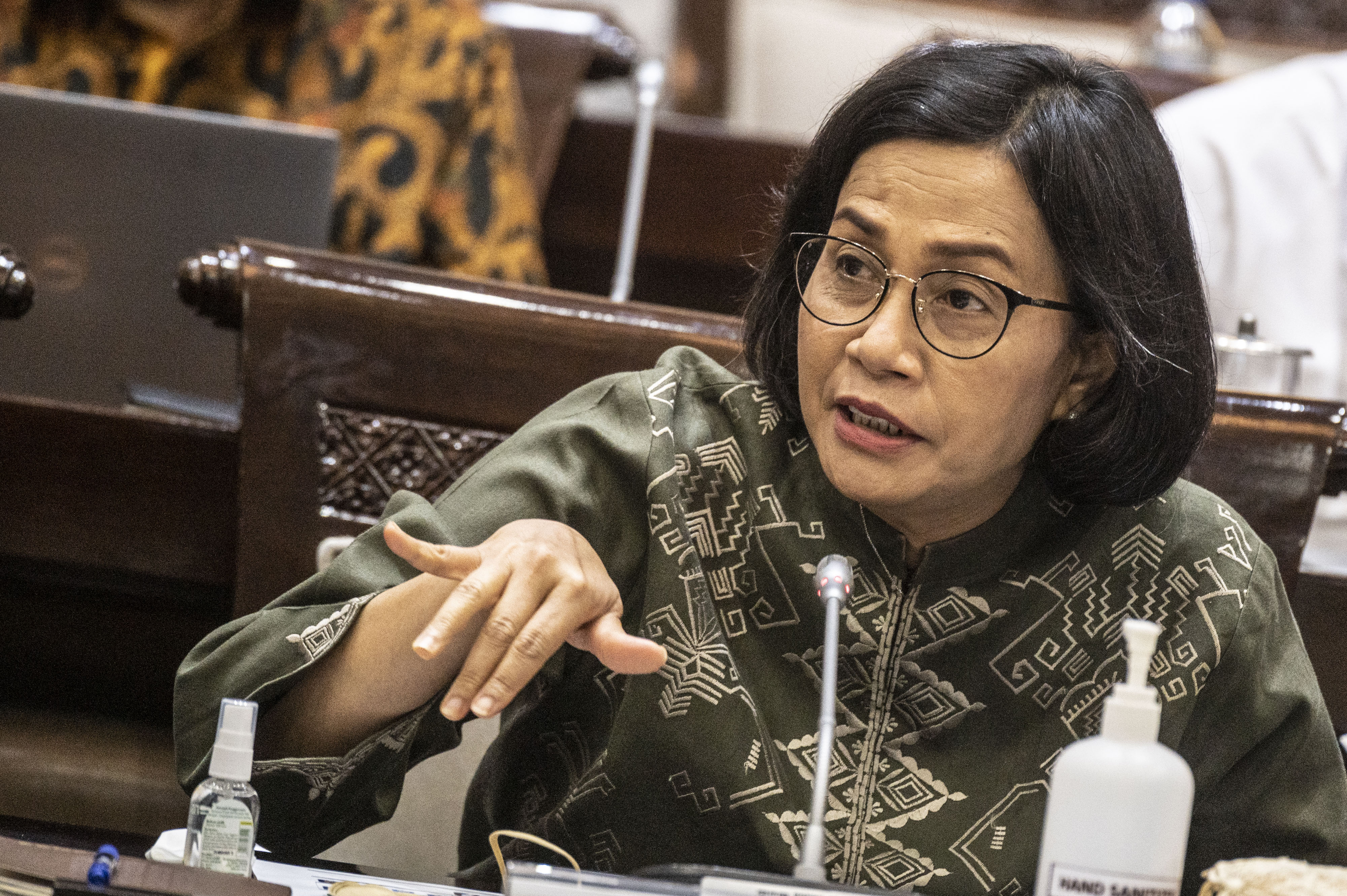 Menteri Keuangan Sri Mulyani berbicara dalam rapat kerja dengan Komisi XI DPR RI.
