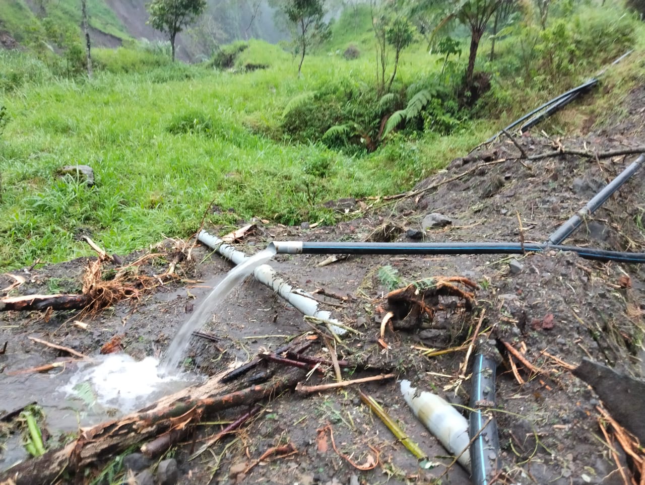  Salah satu titik pipa jaringan air bersih milik warga yang putus. BPBD Kabupaten Sleman, hari Jumat pagi melakukan penyisiran untuk mendata