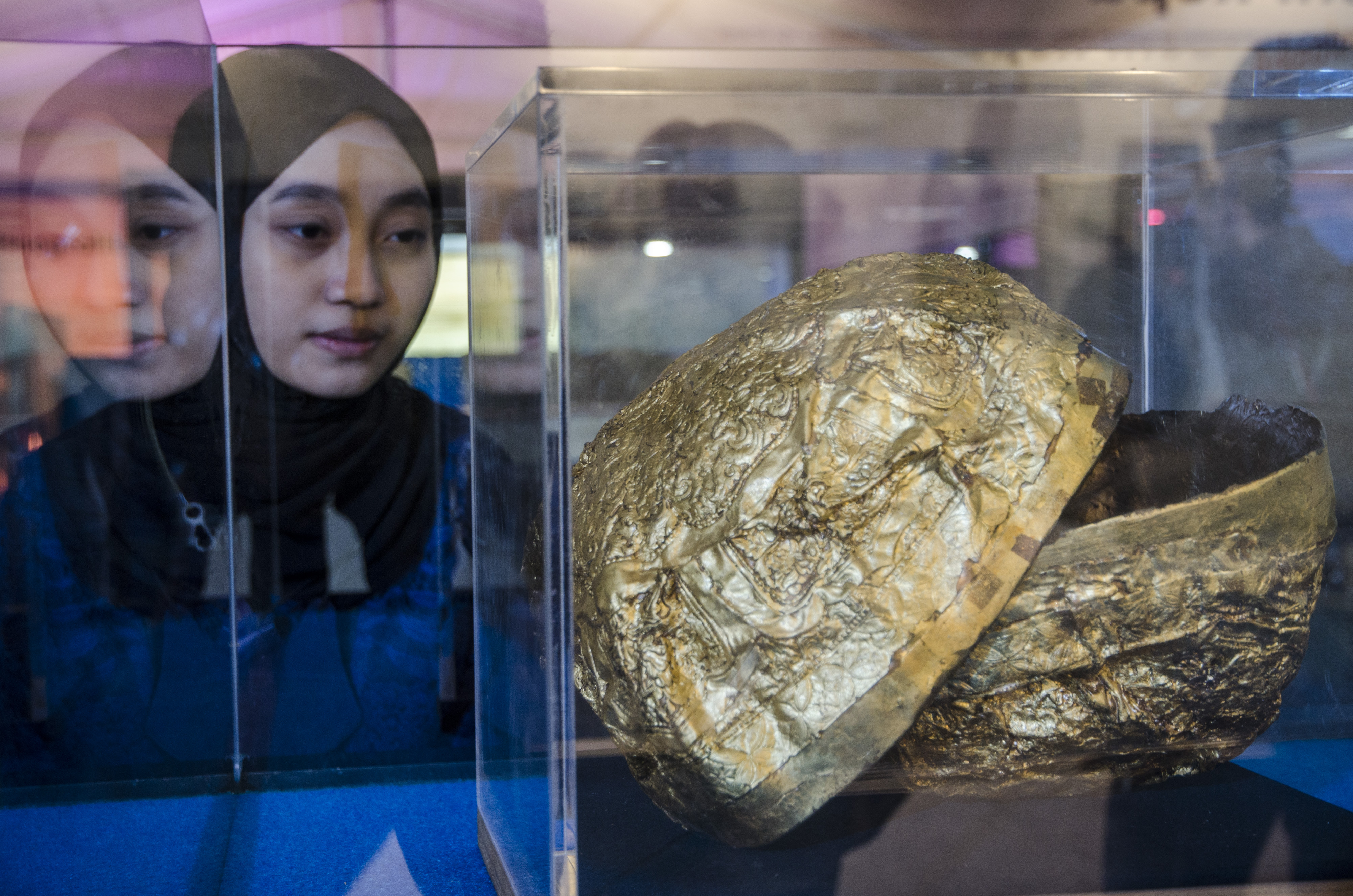 KOLEKSI SEJARAH: Pengunjung melihat koleksi bongkahan emas yang dipajang di pameran Ngaguar Titinggal Karuhun di Museum Sri Baduga, Bandung