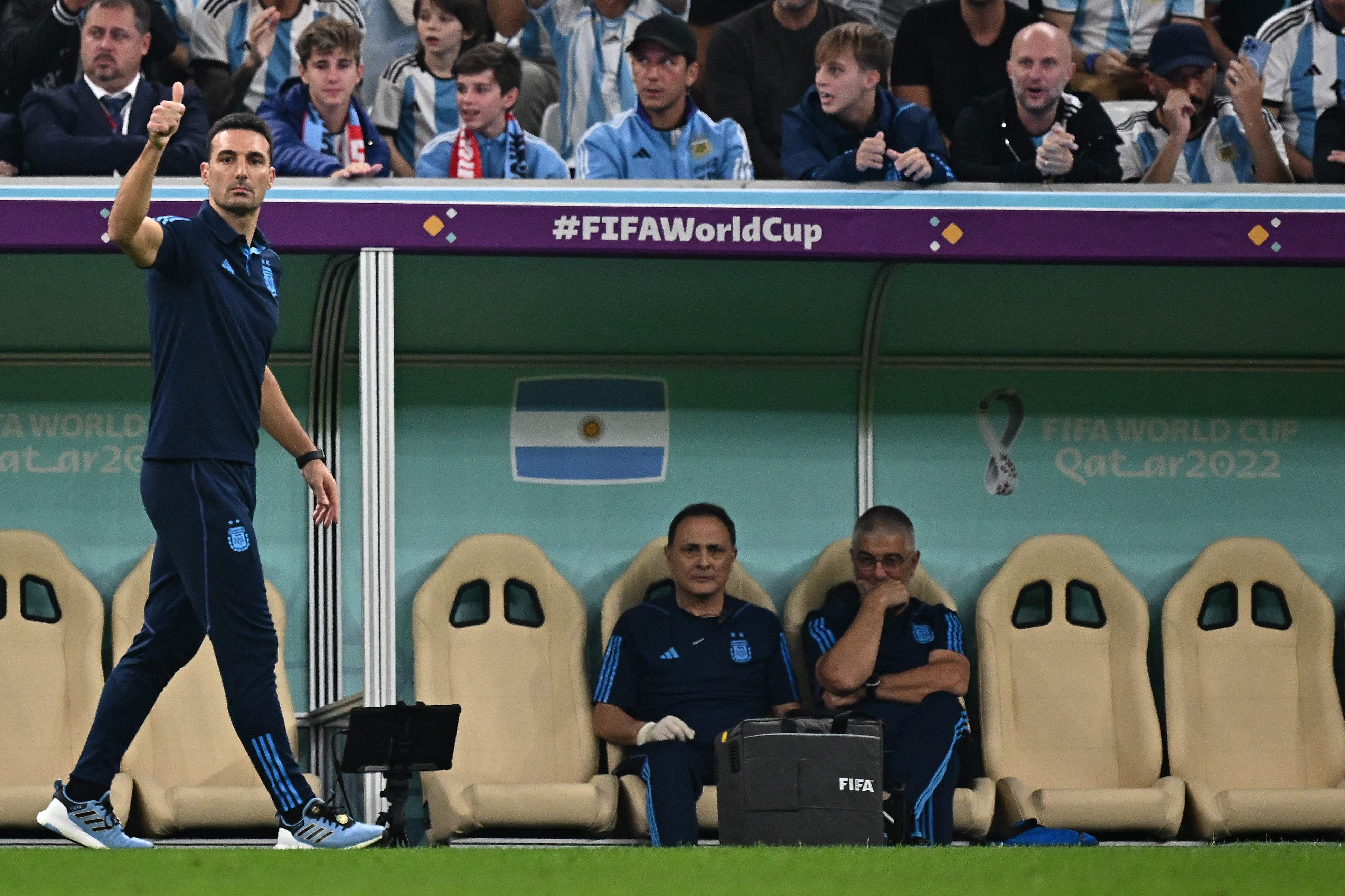 Gaya kepemimpinan pelatih Argentina Lionel Scaloni di pinggir lapangan.