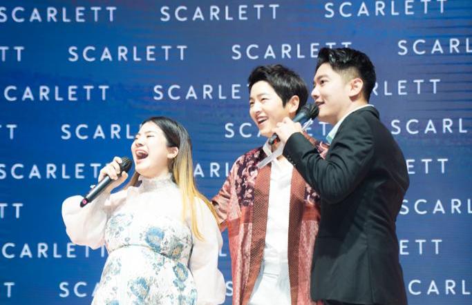 Aktor drama Korea Song Joong-Ki (tengah) diapit Founder Scarlett Felicya Angelista (kiri) dan MC Boy William pada 'Scarlett Beautyverse'.  