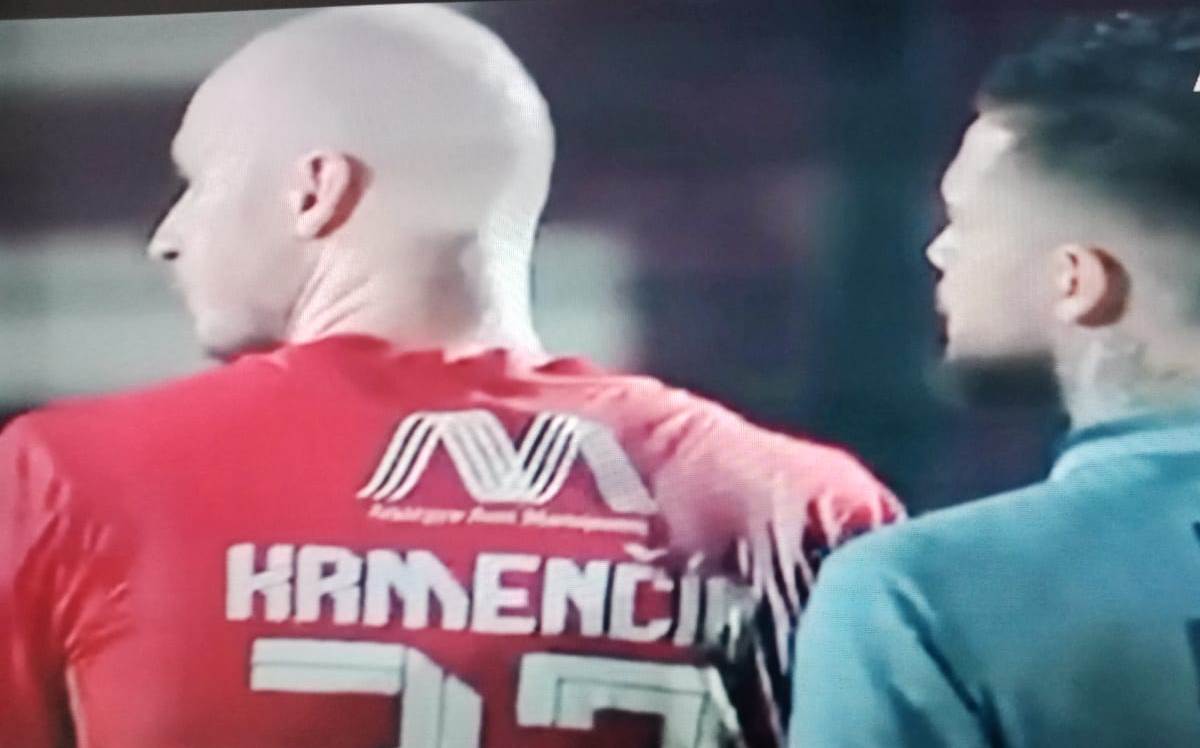 Kapten Borneo FC Diego Michiels meludahi bagian belakang penyerang Persija, Michael Krmencik. Krmencik balas meludah dan dipukul.