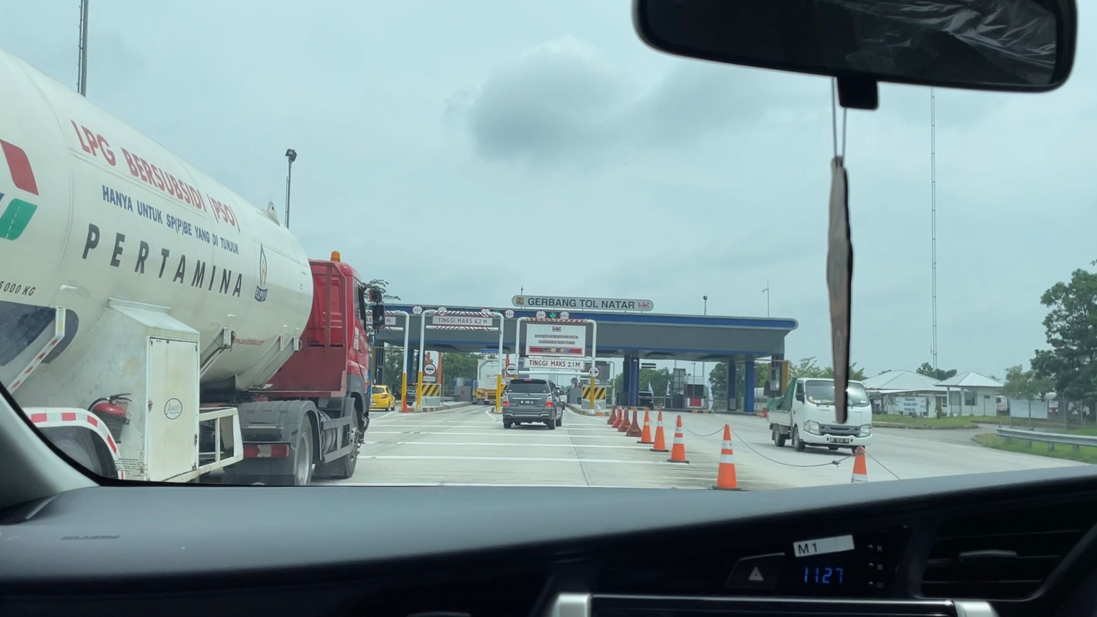 Salah satu gerbang tol Trans Sumatera