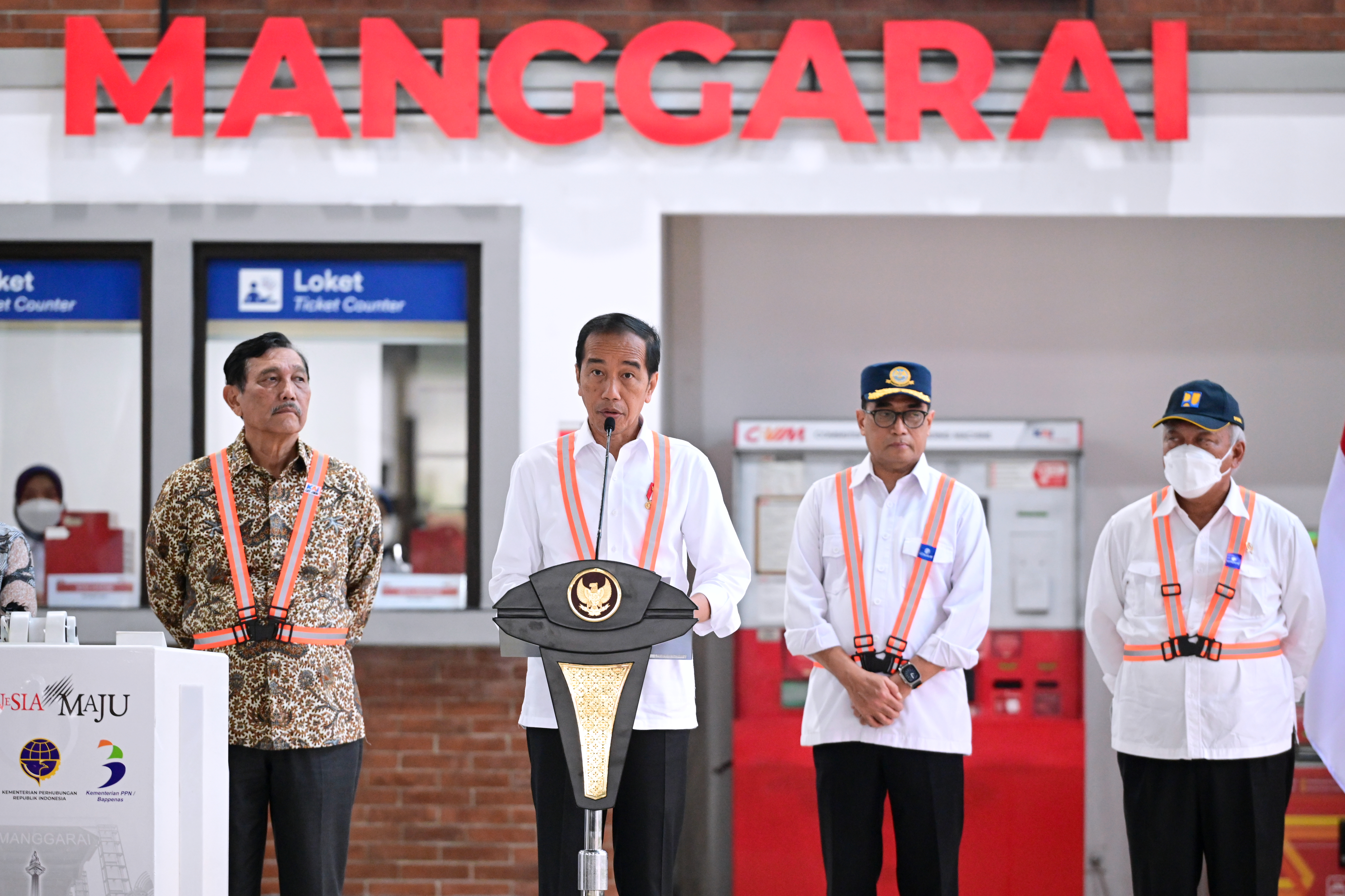 Presiden Jokowi didamping Menhub Budi K.S (kanan) dan Menkomamrinvest Luhut BP (kanan) serta Menteri PUPR Basuki Hadimuljono, saat meninjau 