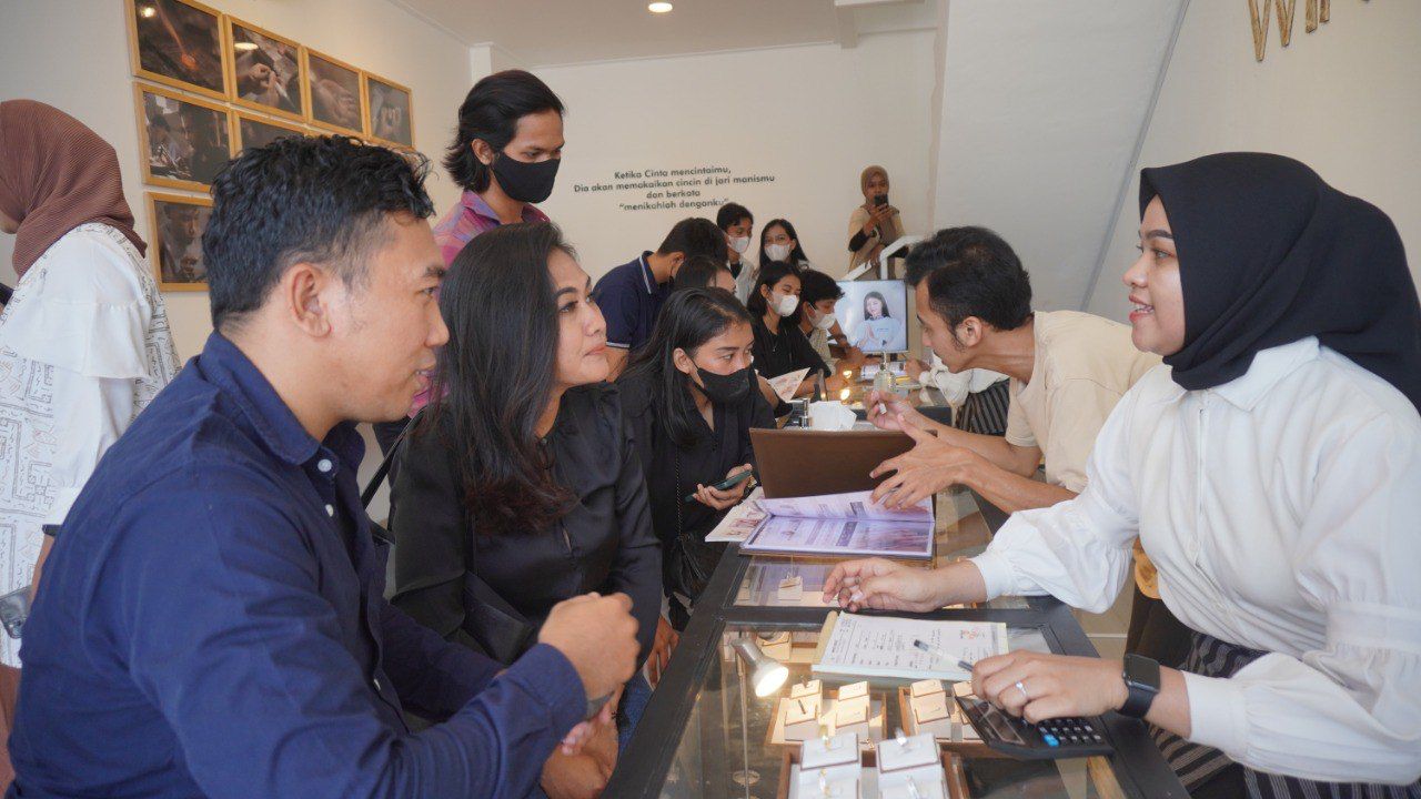 Toko Winata Jewelry selalu ramai dikunjungi konsumen.
