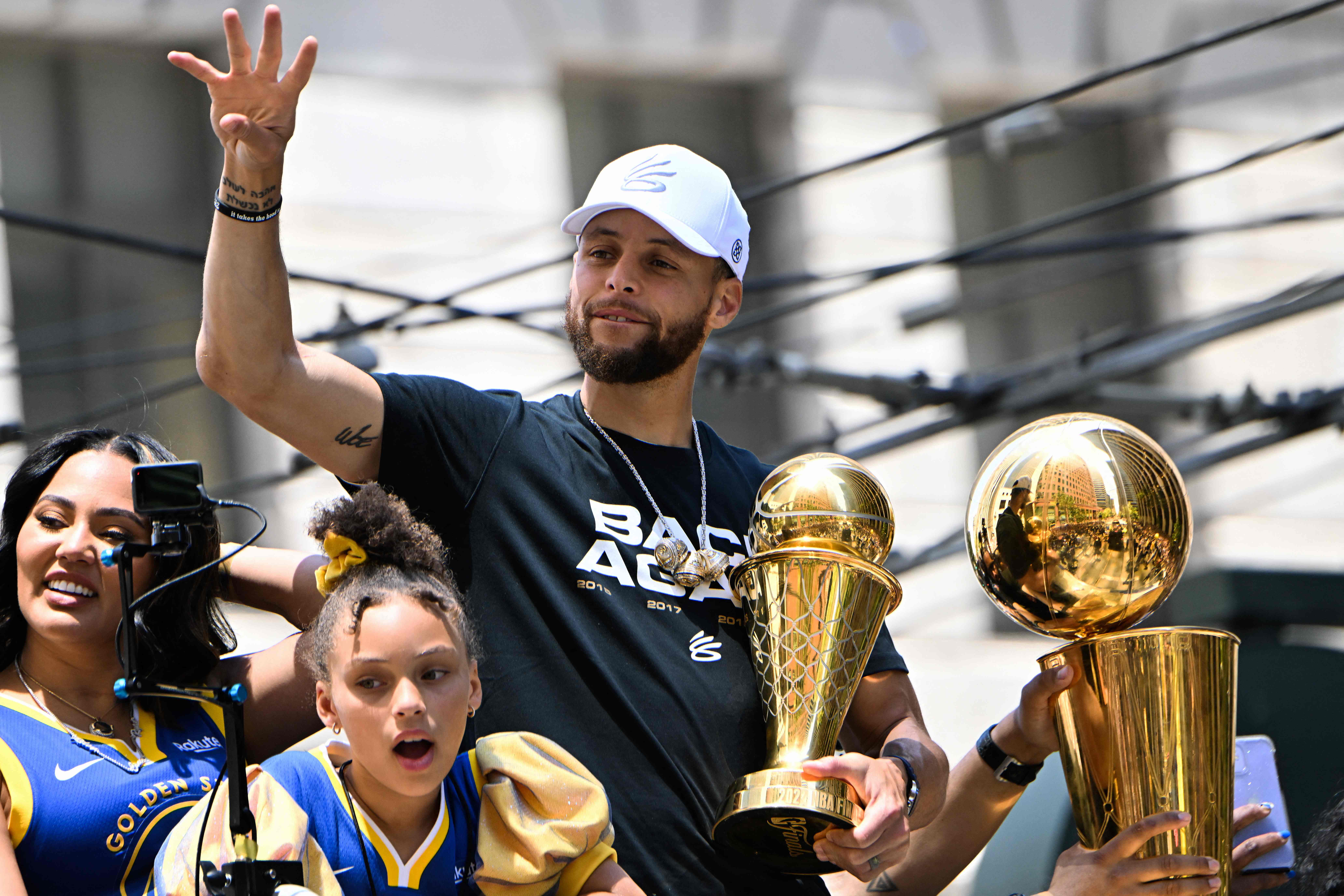 Ilustrasi Pebasket Stephen Curry memegang tropi MVP