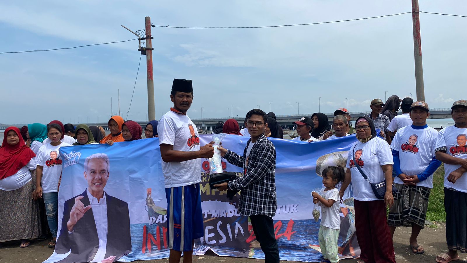 Relawan Orang Muda Ganjar (OMG) Jawa Timur (Jatim) memberikan bantuan peralatan melaut untuk kelompok nelayan di pesisir Selat Madura, Selas