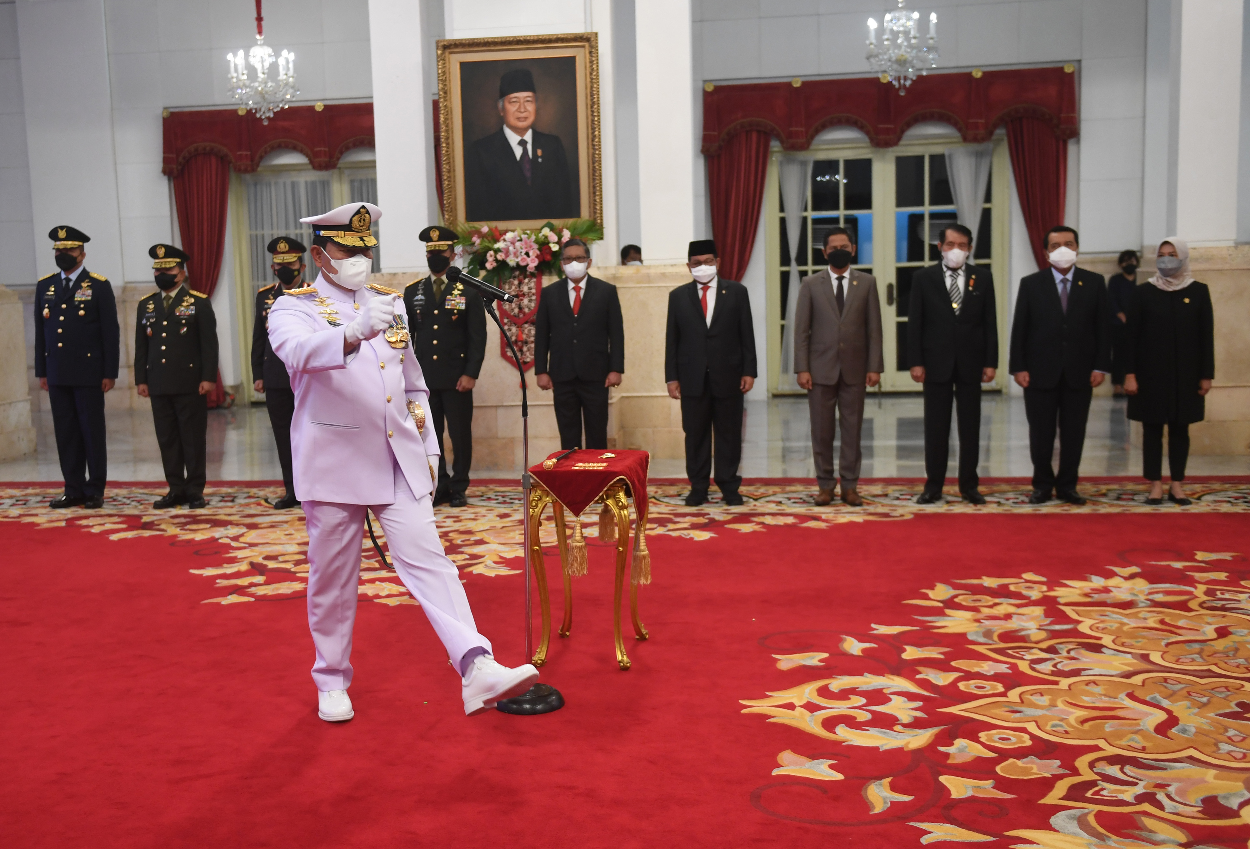 Calon Panglima TNI Laksamana TNI Yudo Margono mengikuti acara pelantikan di Istana Negara.