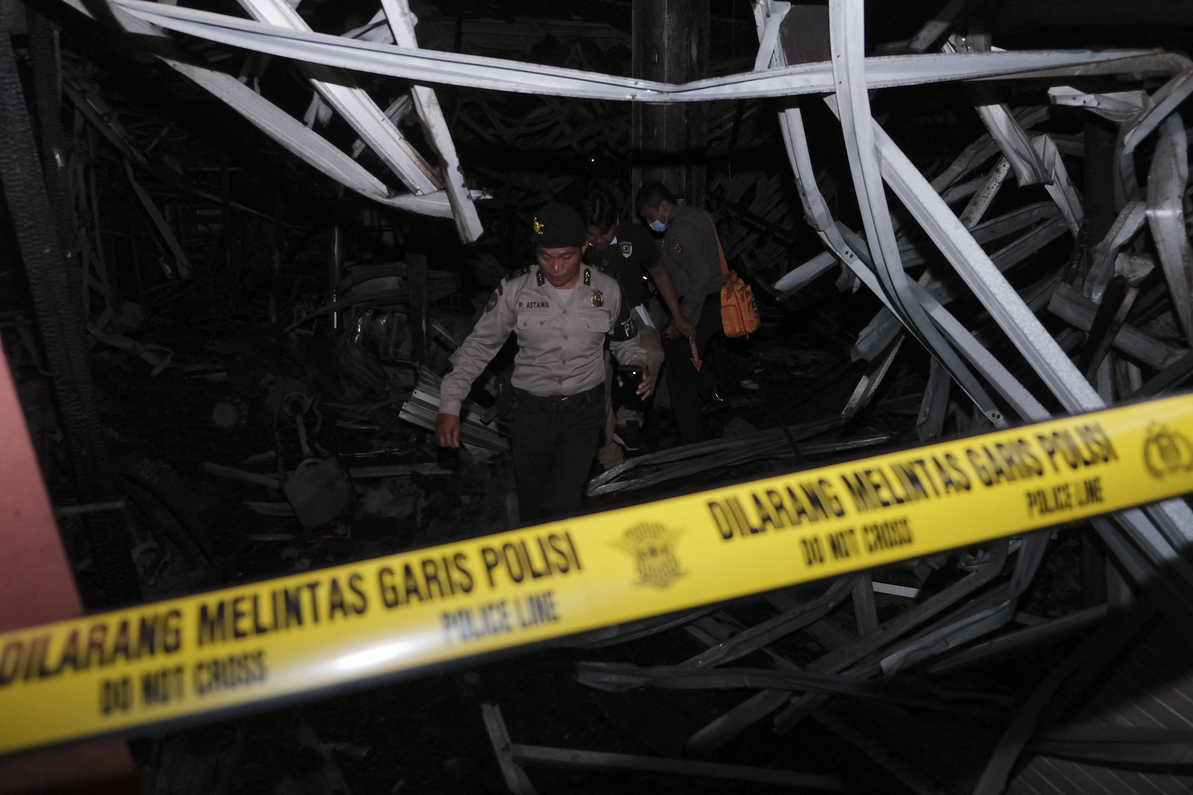 Garis polisi dibentangkan di lokasi kebakaran