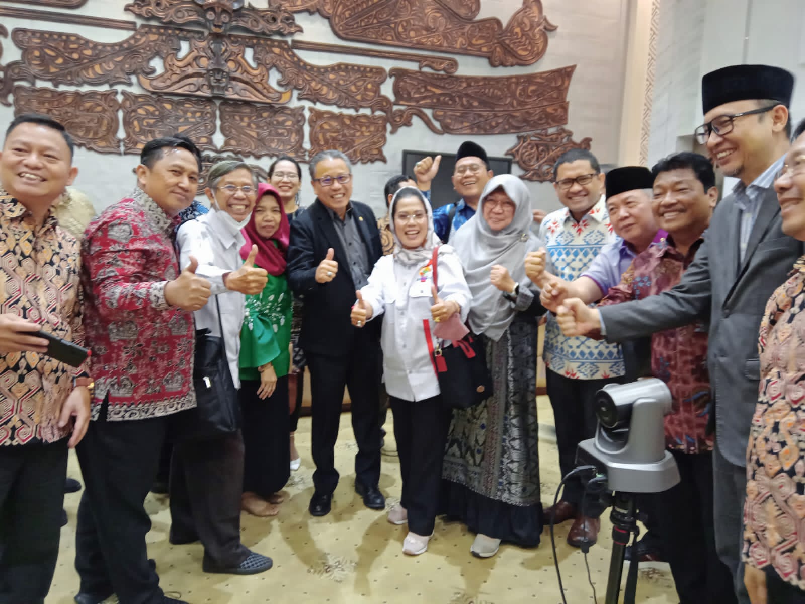 Ketua Umum Dekopin, Dr. Sri Untari Bisowarno, M.AP. (tengah) bersama pengurus lainnya seusai RDP dengan Komisi XI DPR RI, Rabu (30/11/2022)