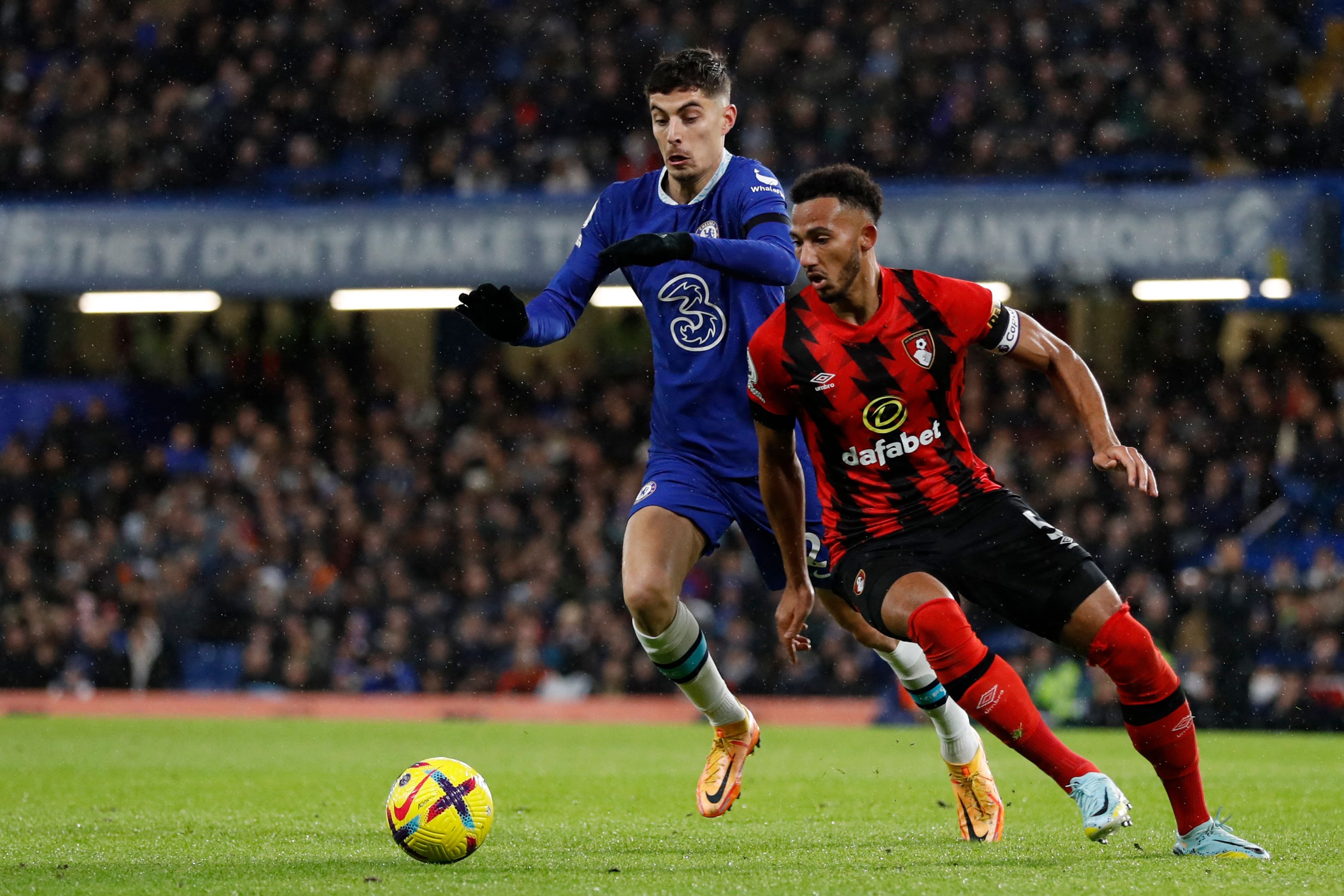 Pemain Chelsea Kai Havertz (kanan)