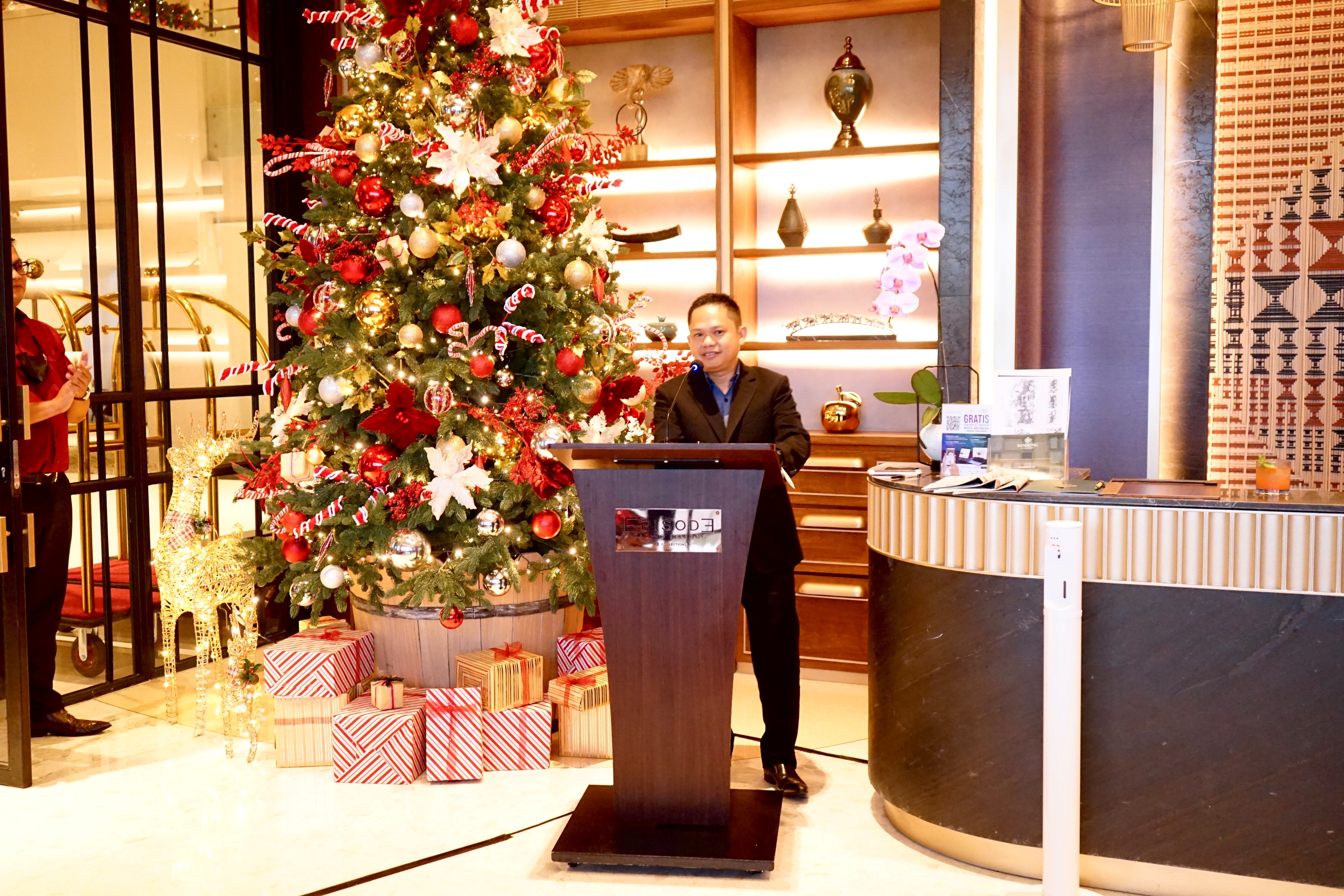 Hotel Episode Gading Serpong menggelar acara 'Tree Lighting Ceremony' yang diadakan di lobi lantai dasar.