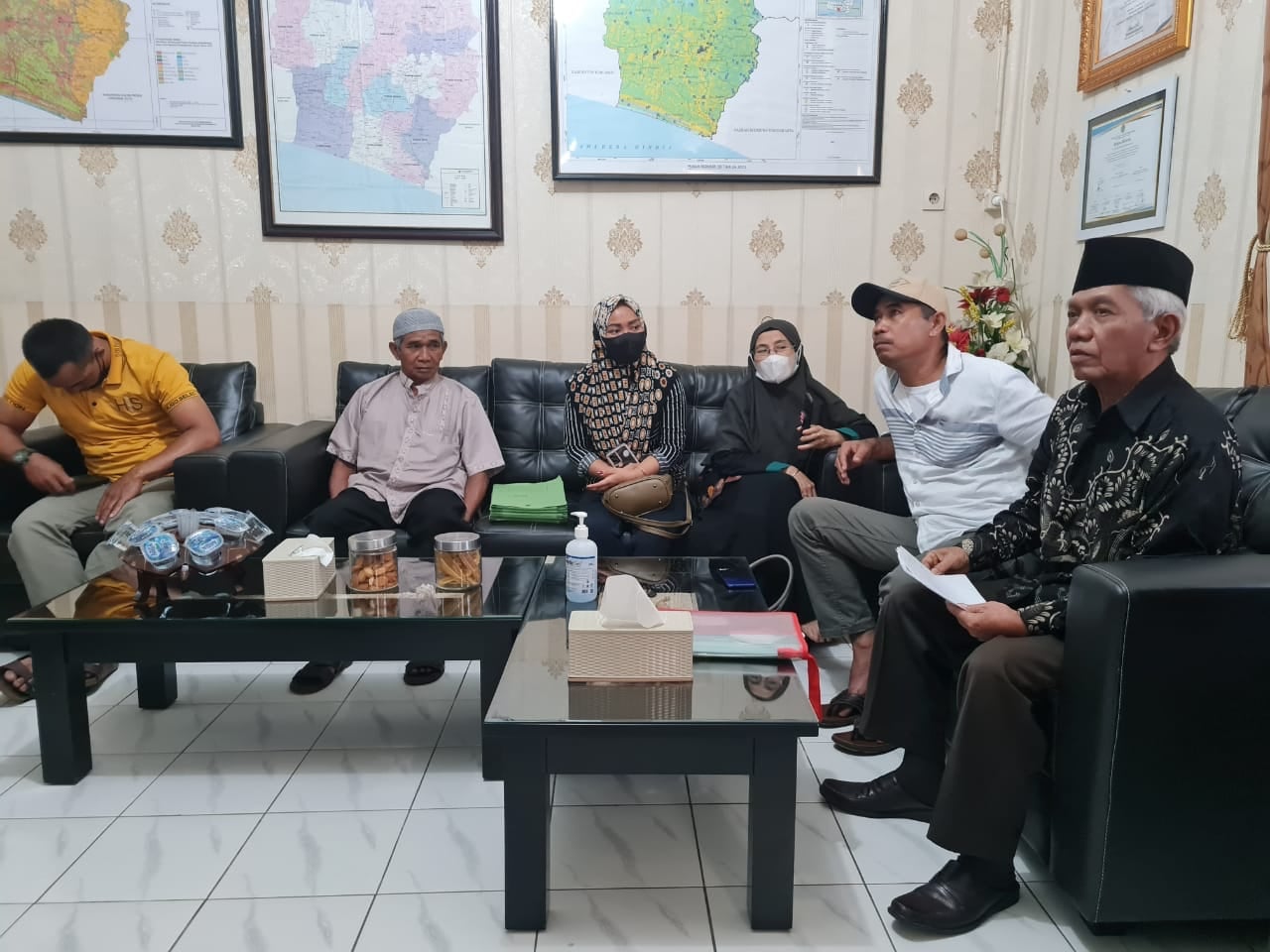 Sebanyak 22 warga pemilik 34 bidang di Desa Wadas yang sempat menolak keras penambangan lahan kuwari, akhirnya secara suka rela menyerahkan 