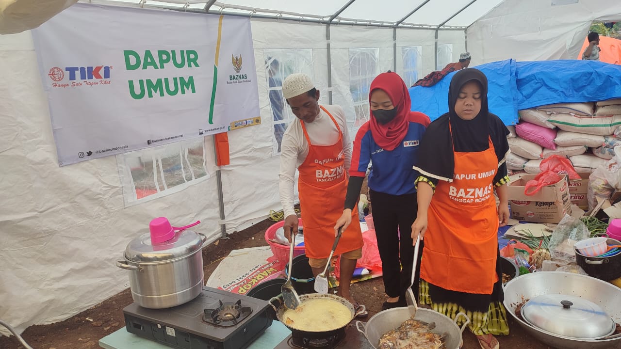 Dapur umum didirikan untuk para korban gempa di Cianjur, Jawa Barat.