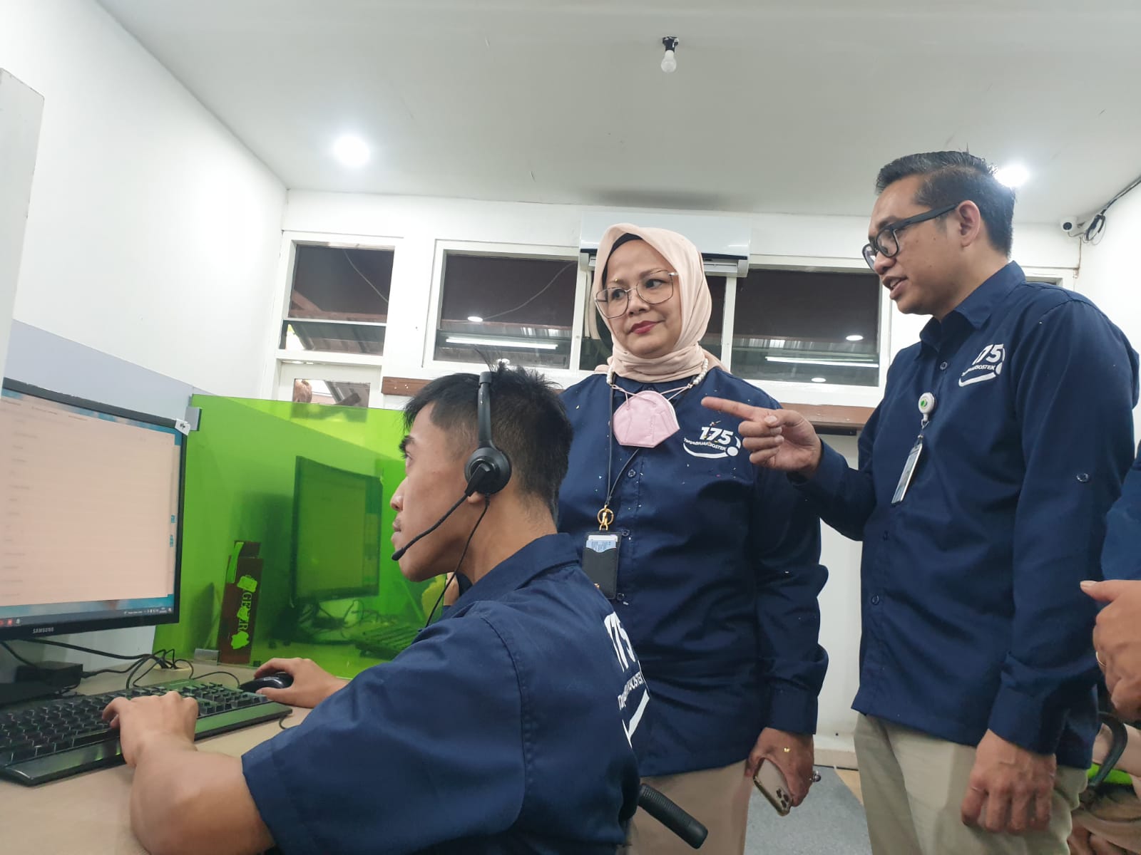Direktur Pelayanan BPJS Ketenagakerjaan Roswita Nilakurnia berdialog dengan staf layanan Contact Center 175 BPJS Ketenagakerjaan.