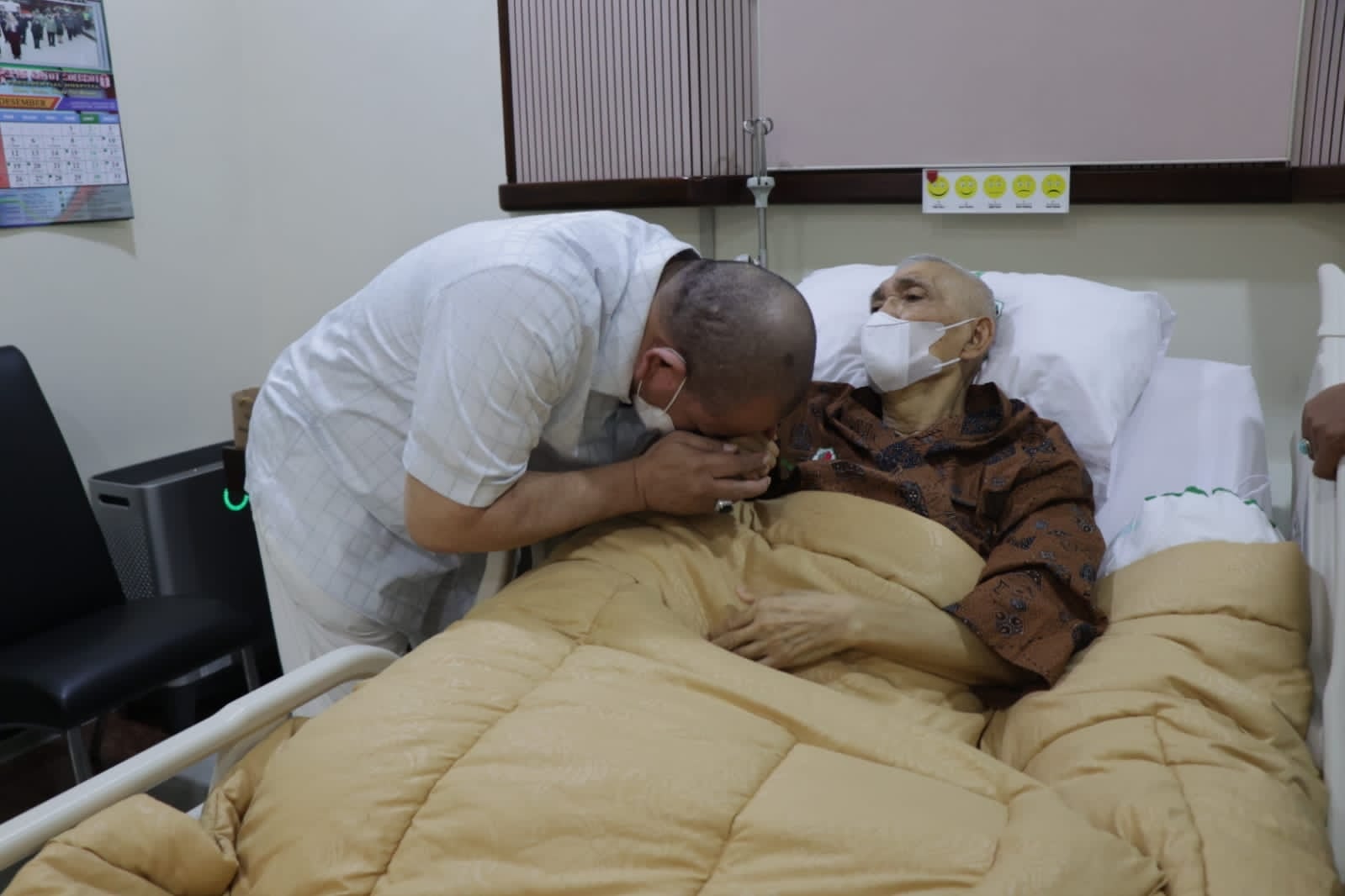 Ketua DPR RI LaNyalla Mattalitti menjenguk Wapres ke-6 RI Try Sutrisno di RSPAD Gatot Soebroto Jakarta, Selasa (27/12).