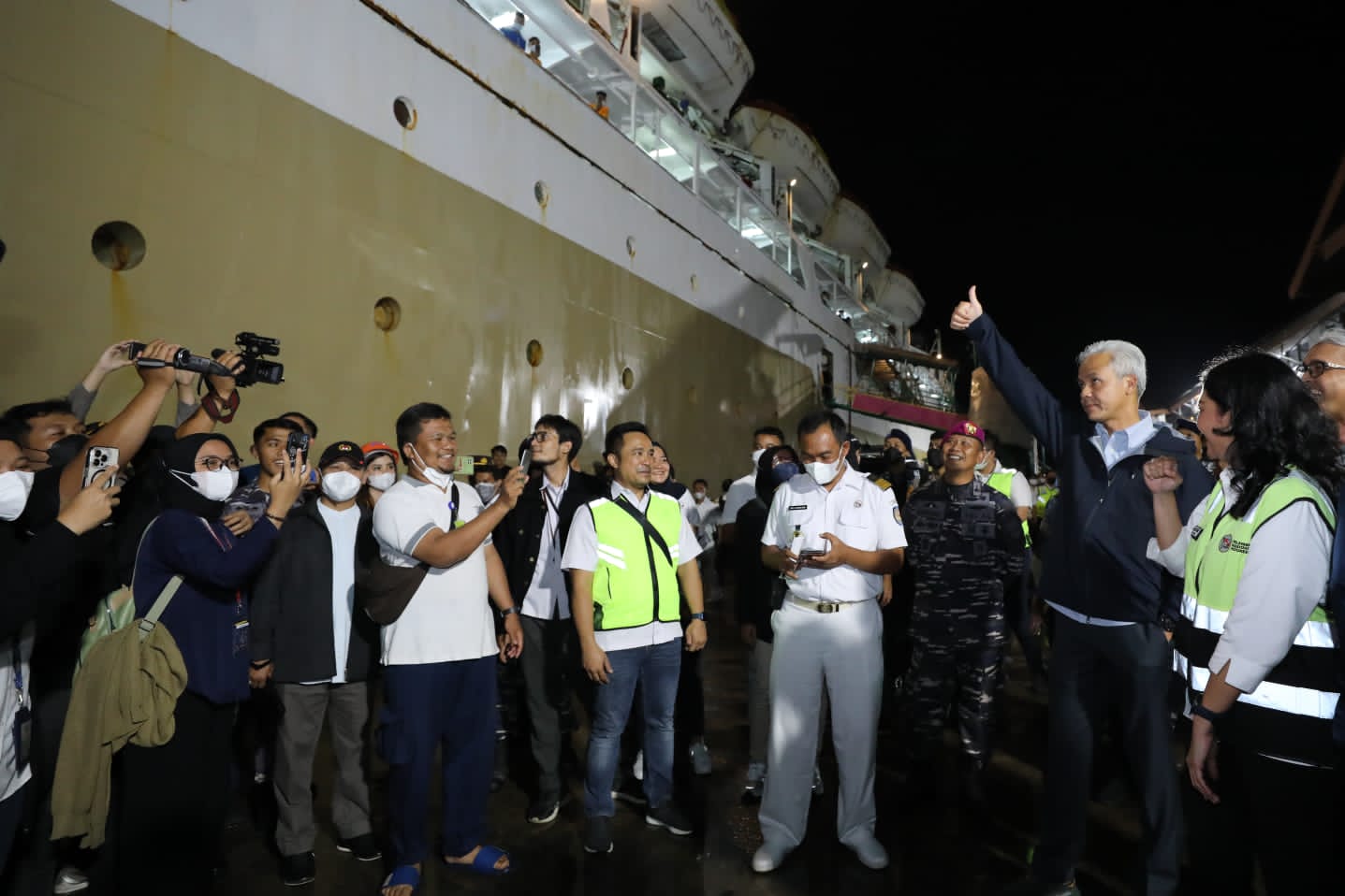   Gubernur Jateng Ganjar Pranowo mendampingi Menko PMK Muhadjir Effendy melepas KM Kelimutu yang membawa bantuan sembako ke Karimunjawa