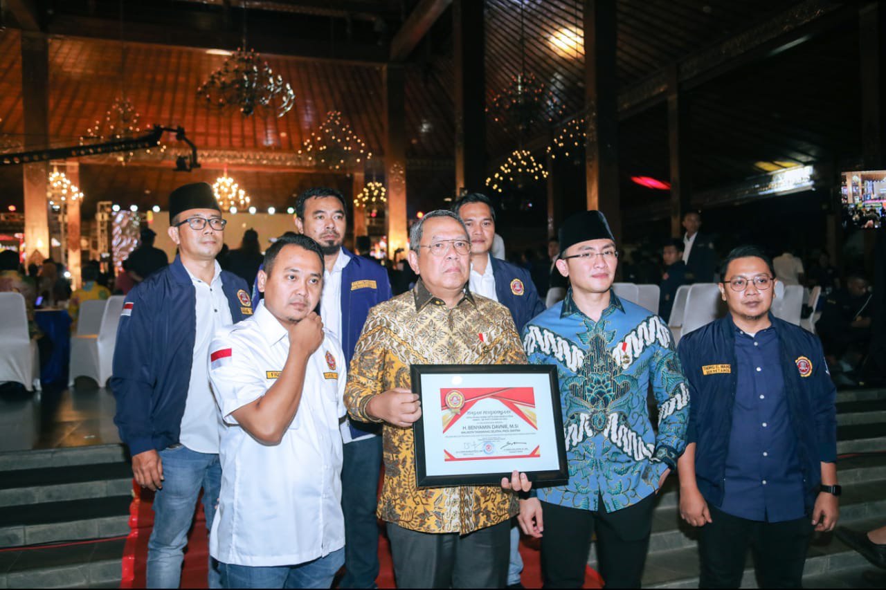 penghargaan Satyalancana untuk Wali Kota Tangserang Selatan Benyamin Davnie