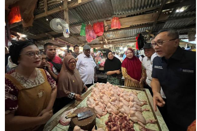 Menteri Perdagangan Zulkifli Hasan meninjau Pasar Sentral Remu di Kota Sorong, Papua Barat, pada Rabu (21/12). 