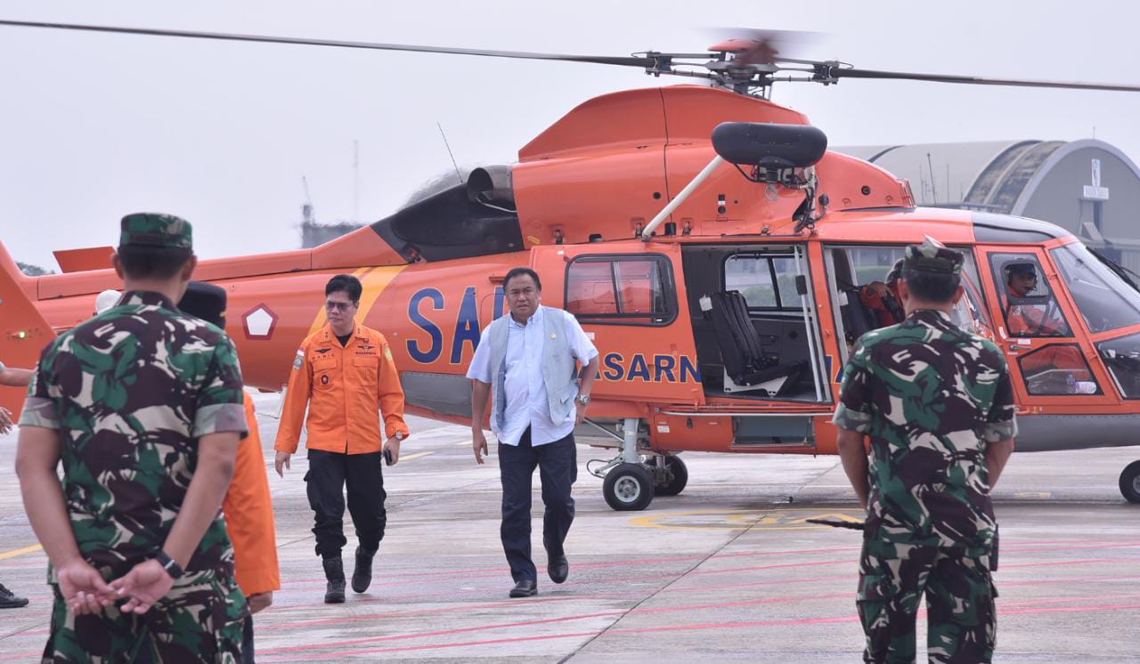 Wakil Ketua DPR RI Bidang Korinbang Rachmat Gobel (tengah) melakukan pemantauan arus lalu lintas melalui udara