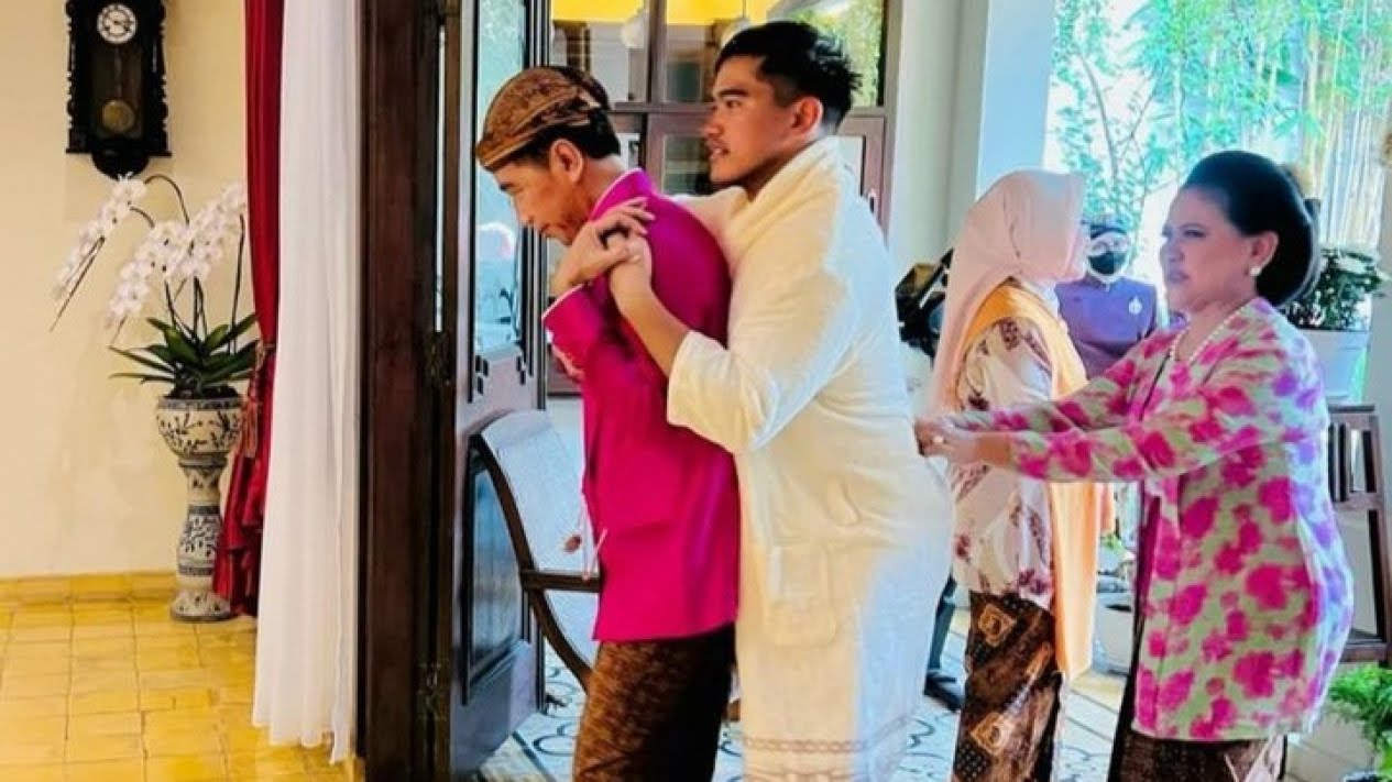 Joko Widodo saat menggendong anaknya Kaesang Pangarep