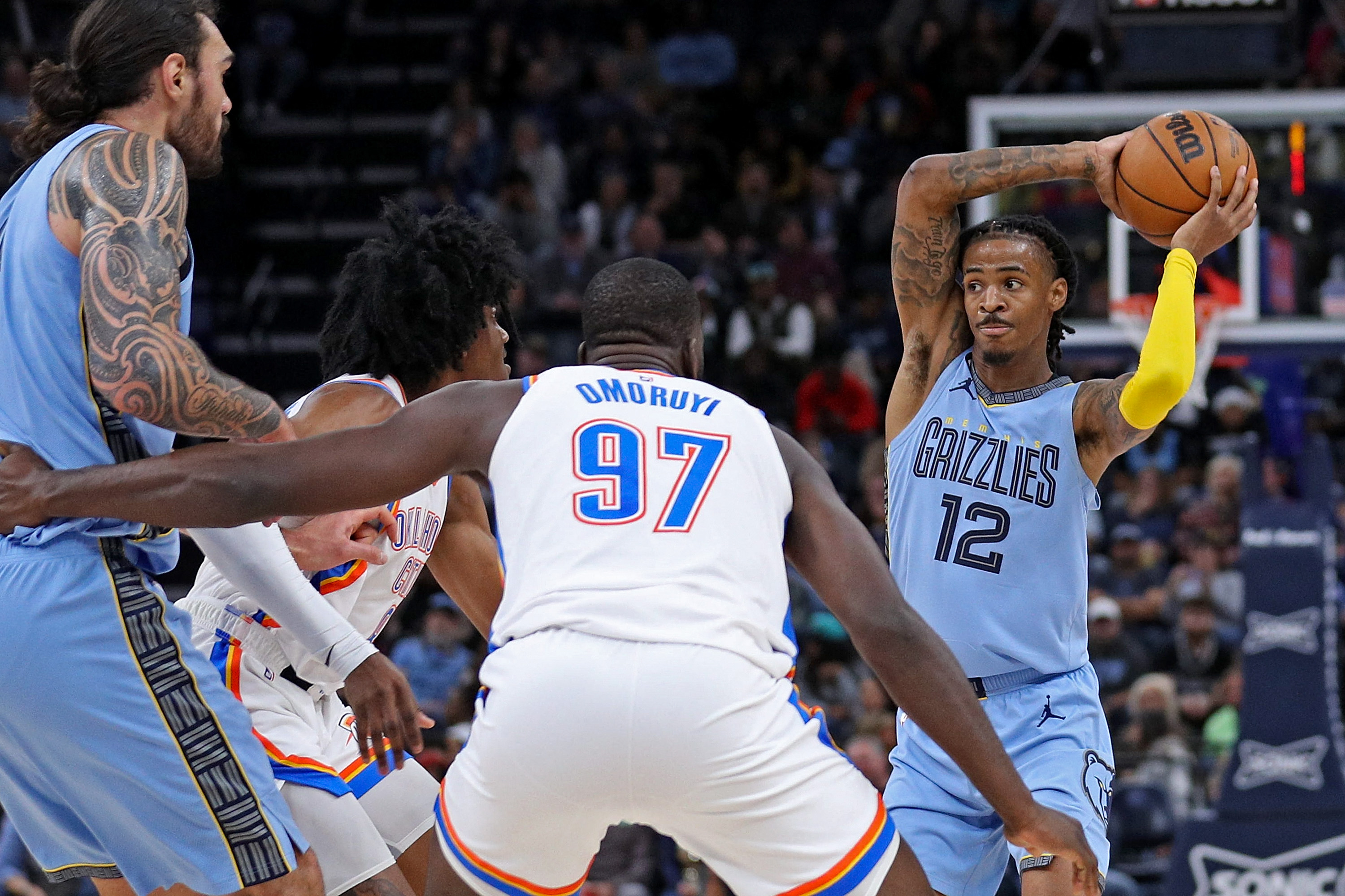 Pebasket Memphis Grizzlies Ja Morant (kanan)