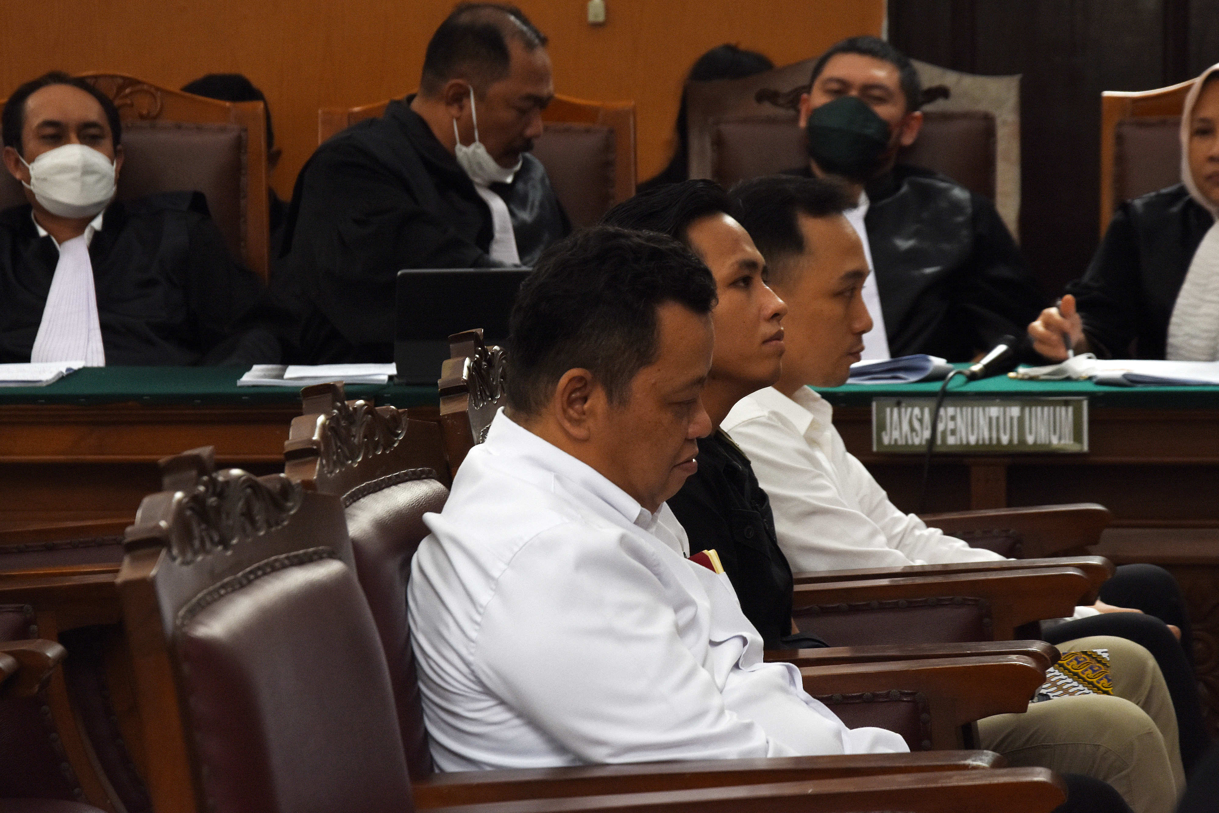 Terdakwa Richard Eliezer (tengah), Ricky Rizal (kanan), dan Kuat Maruf dalam lanjutan sidang kasus pembunuhan di PN Jaksel, Rabu (7/12).