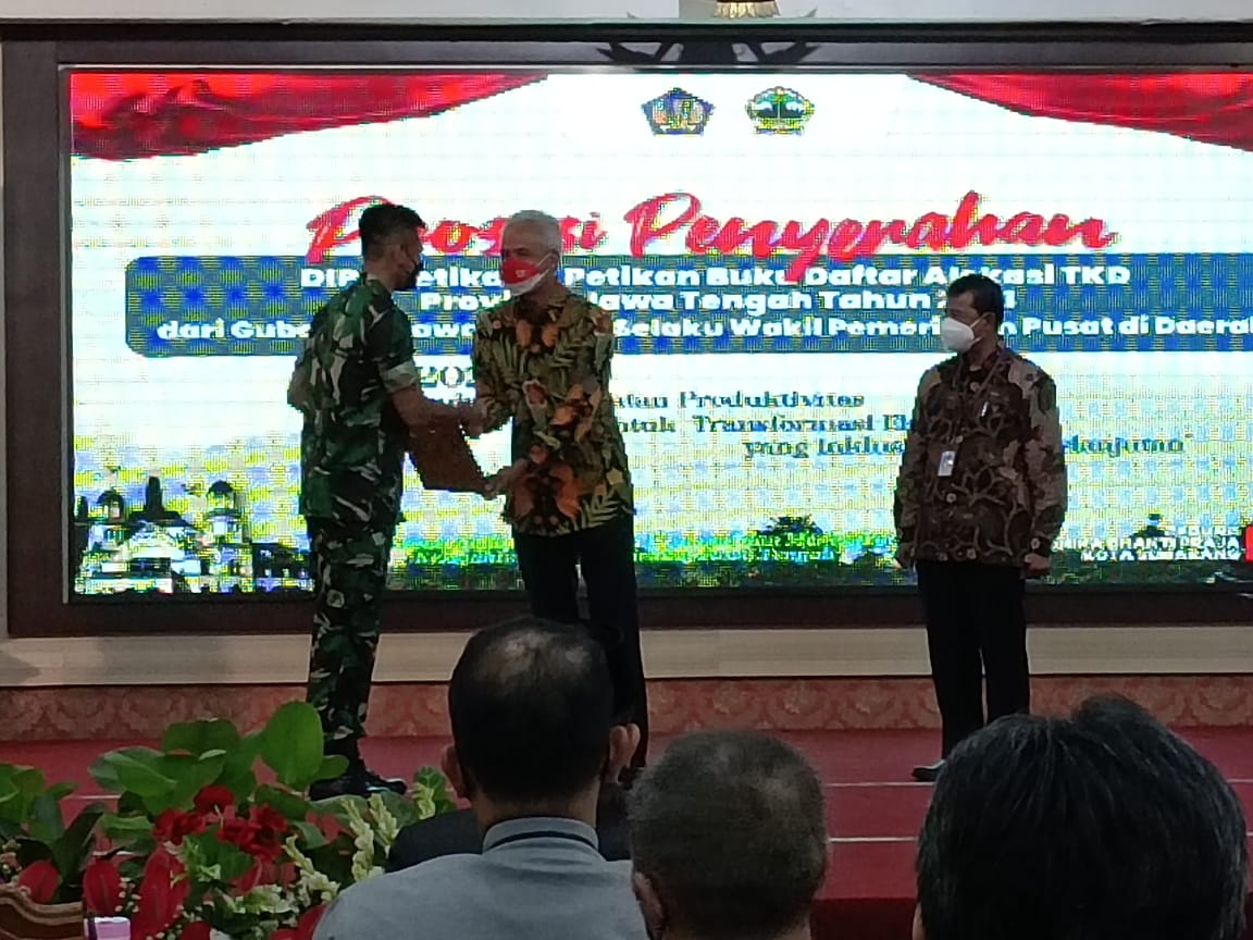 Gubernur Ganjar Pranowo saat menyerahkan DIPA kepada Kodam IV/Diponegoro didampingi Plt.Kakanwil Perbendaharaan, Taukhid.