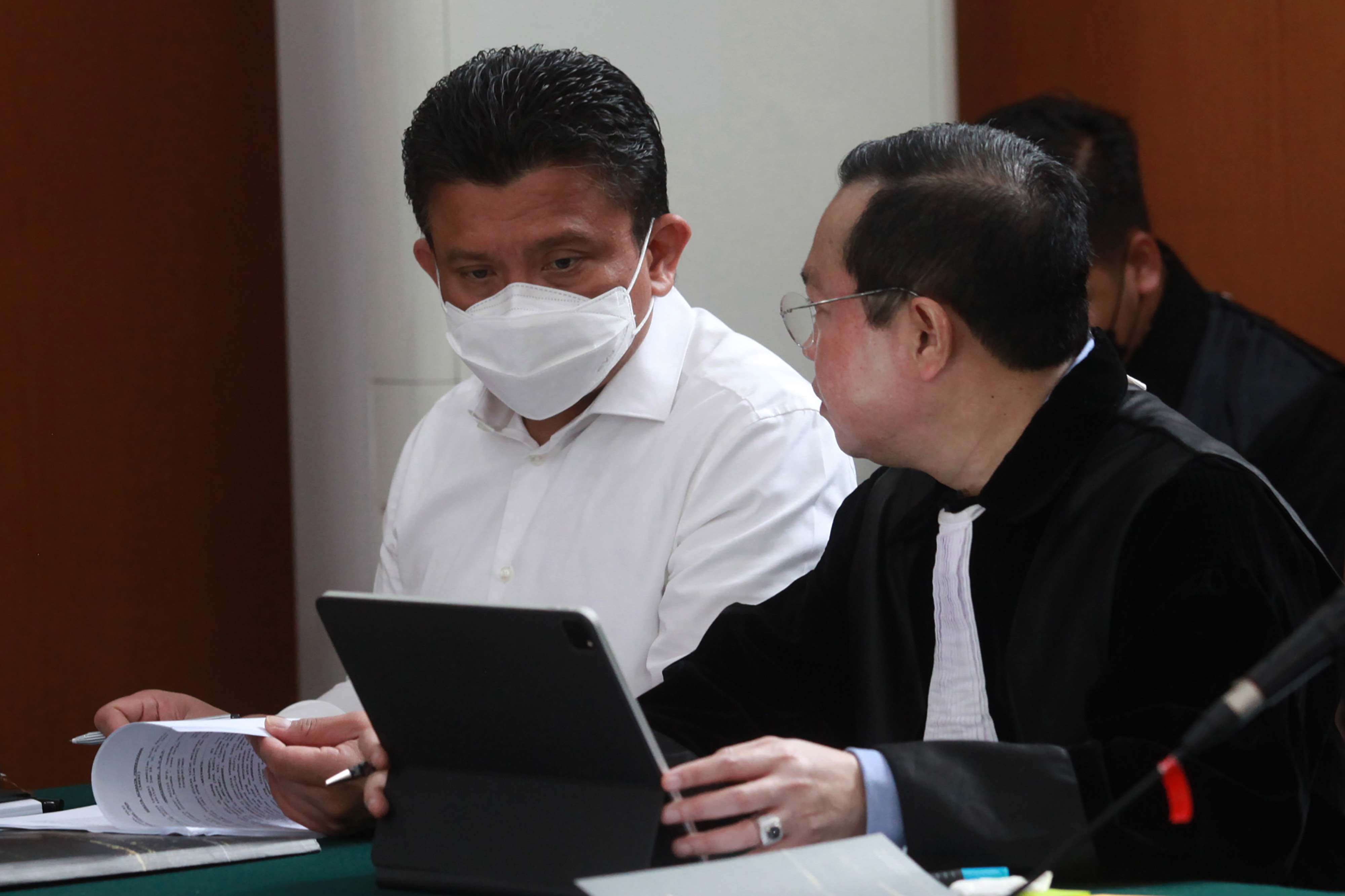 Terdakwa Ferdy Sambo (kiri) didampingi penasehat hukumnya menjalani sidang lanjutan kasus pembunuhan di PN Jaksel, Kamis (29/12).