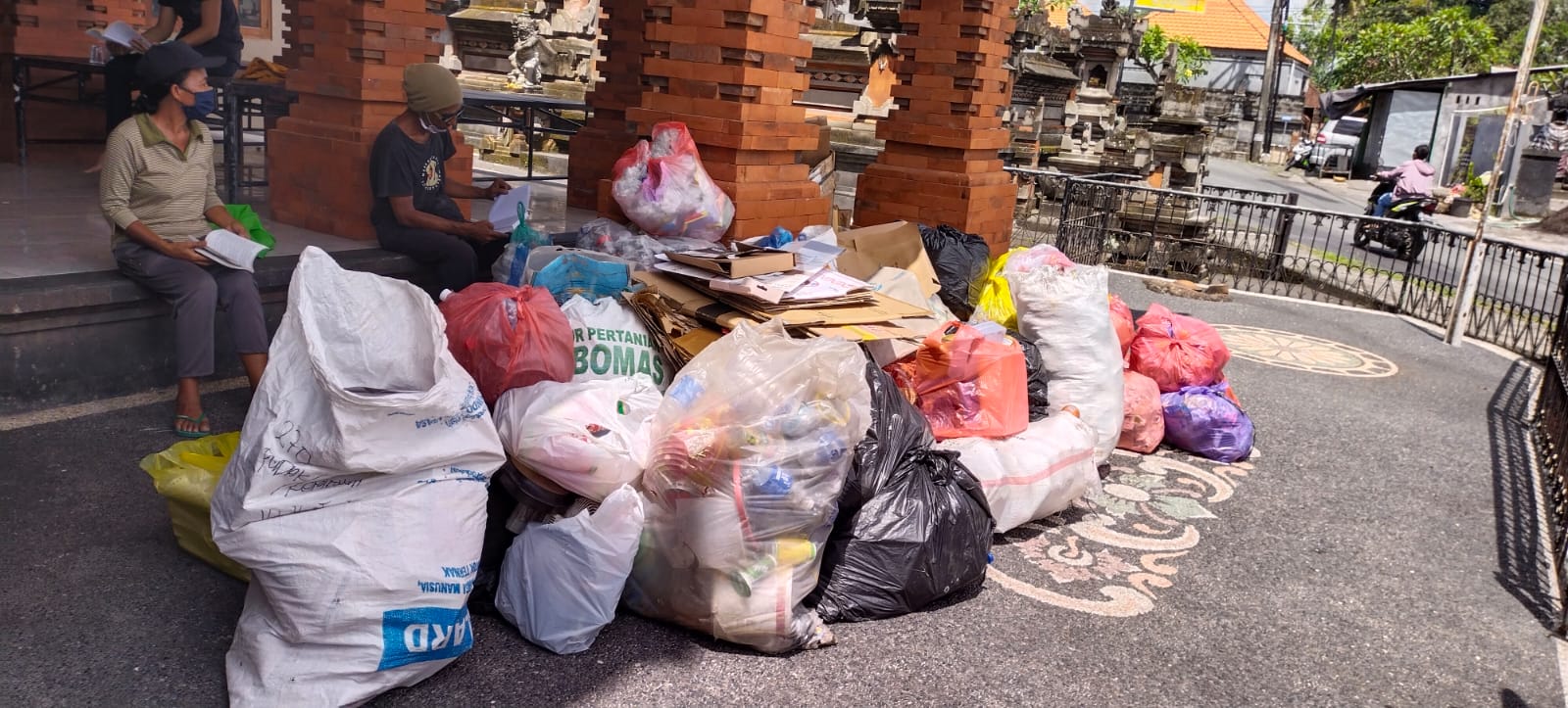 Warga di Kota Denpasar, Bali, aktif melakukan pemilahan sampah di tingkat kelurahan