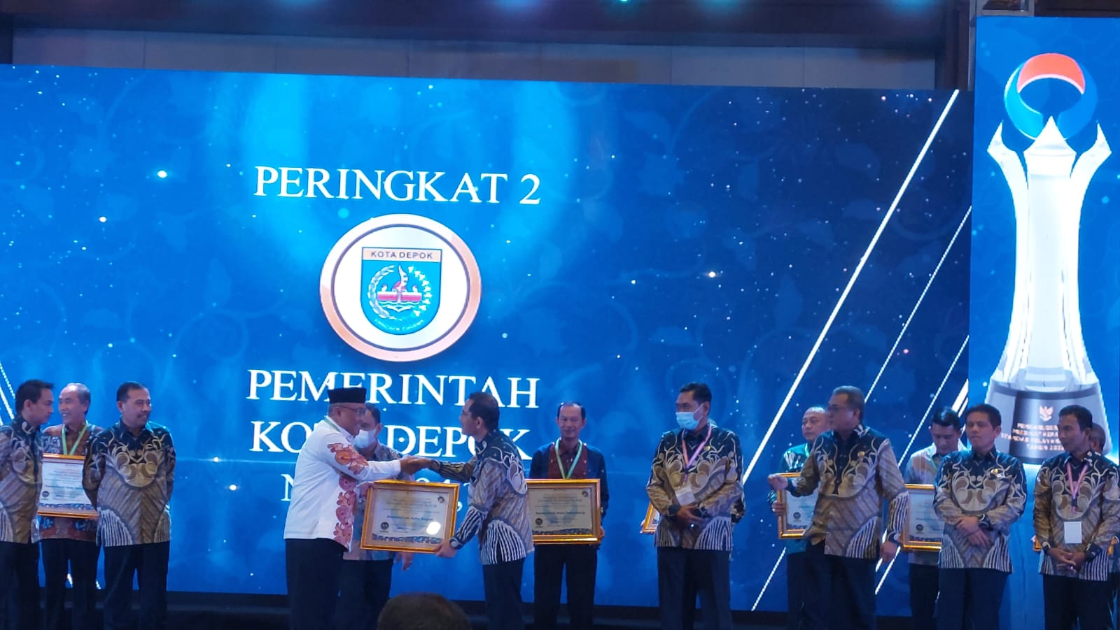 Wali Kota Depok Mohammad Idris menerima Anugrah Predikat tertinggi Kepatuhan Standar Pelayanan Publik dari  Kepala ORI Mohammad Najih, Kamis