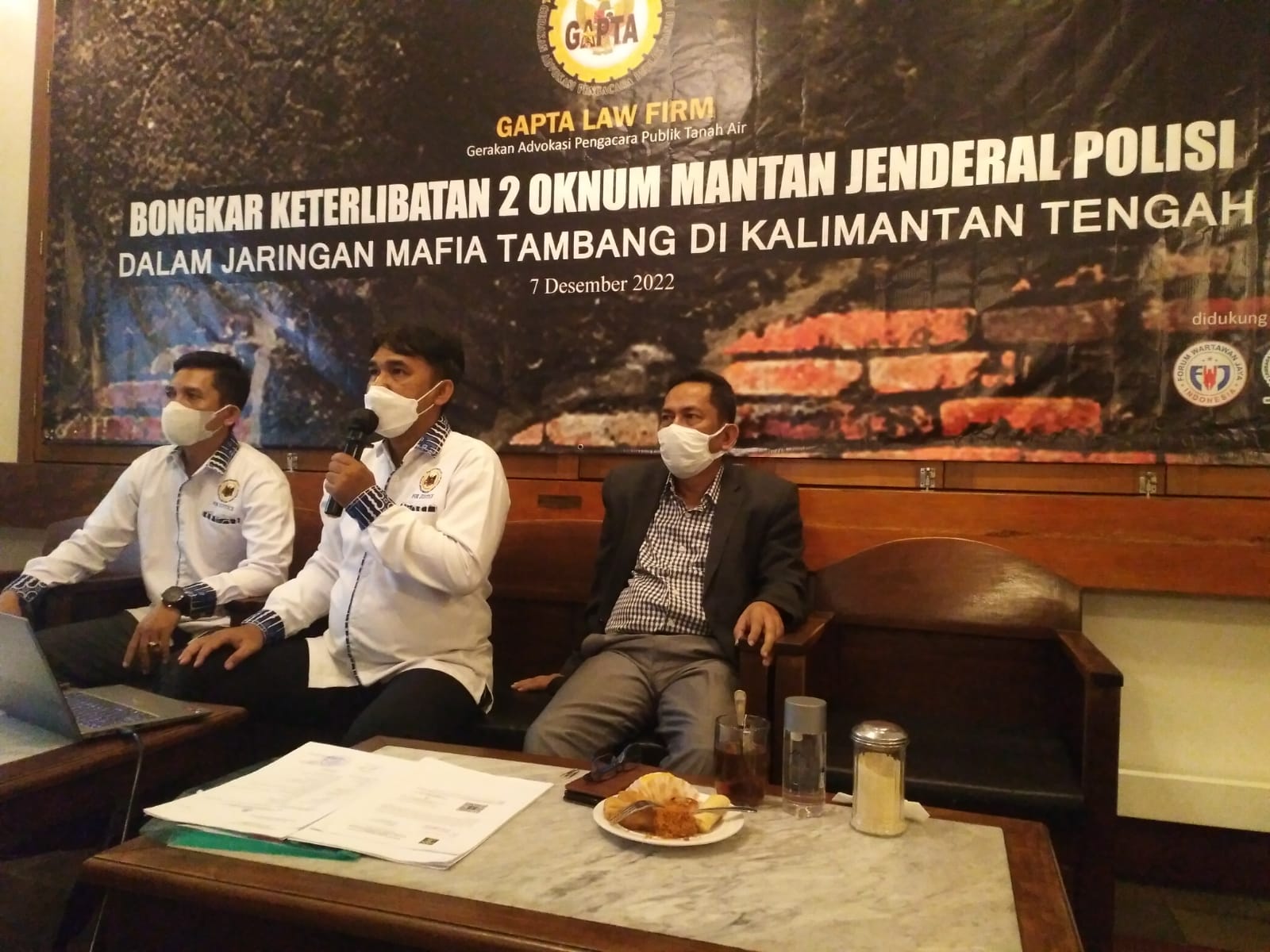 Konferensi pers tentang jaringan mafia tambang di Kalimantan Tengah yang digelar di Jakarta, Rabu (7/12).