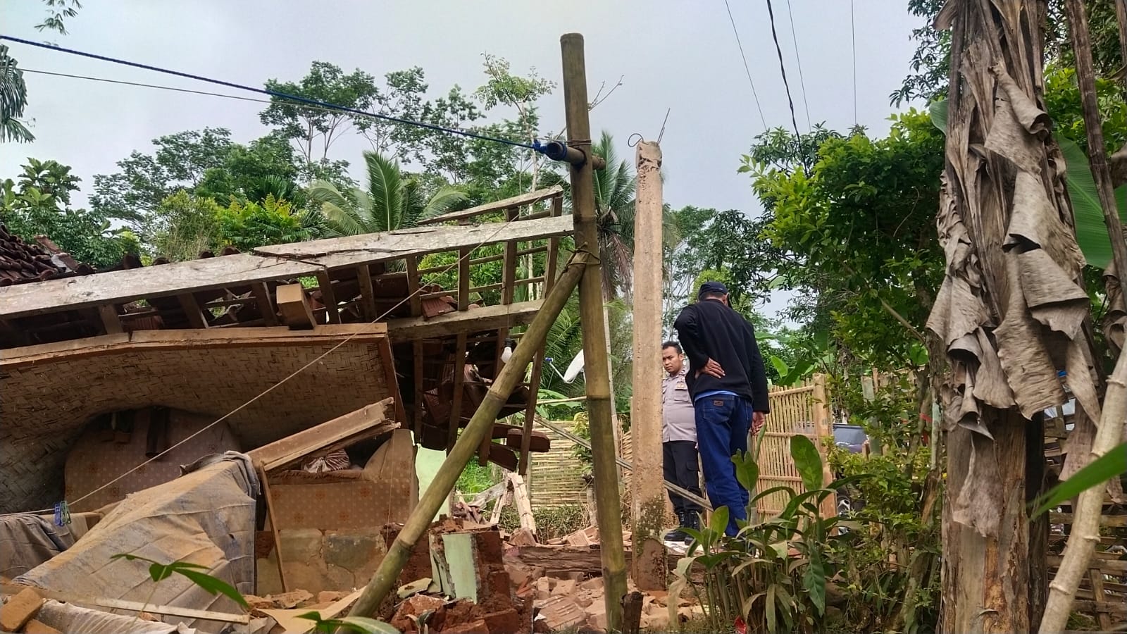 Gempa yang mengguncang Kabupaten Garut, sebanyak empat kali pada bulan lalu menyebabkan satu bangunan rumah roboh.