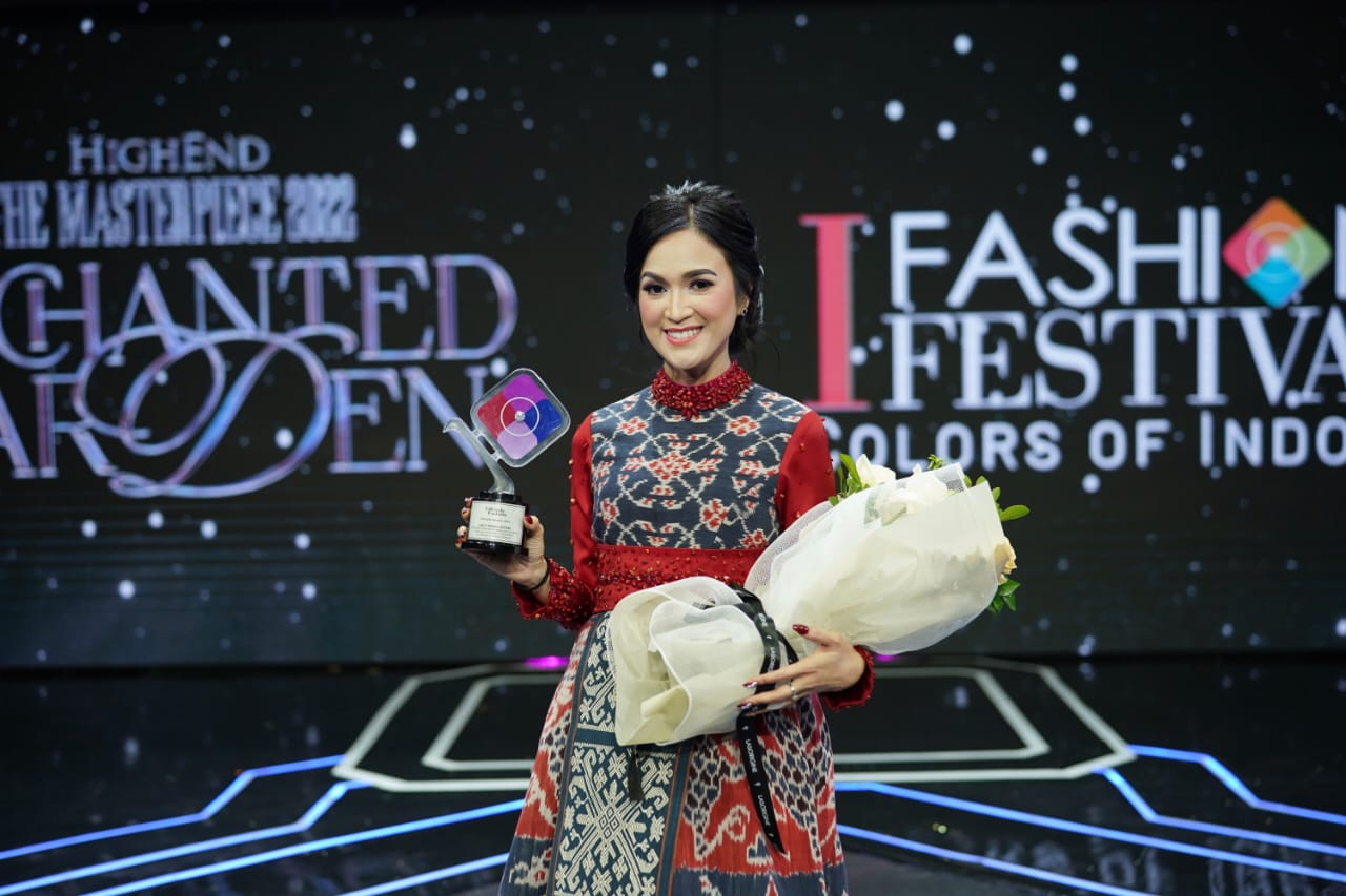 Laely Indah Lestari raih penghargaan Kategori Budaya pada acara Lifestyle Award I Fashion Festival & The Masterpiece. 