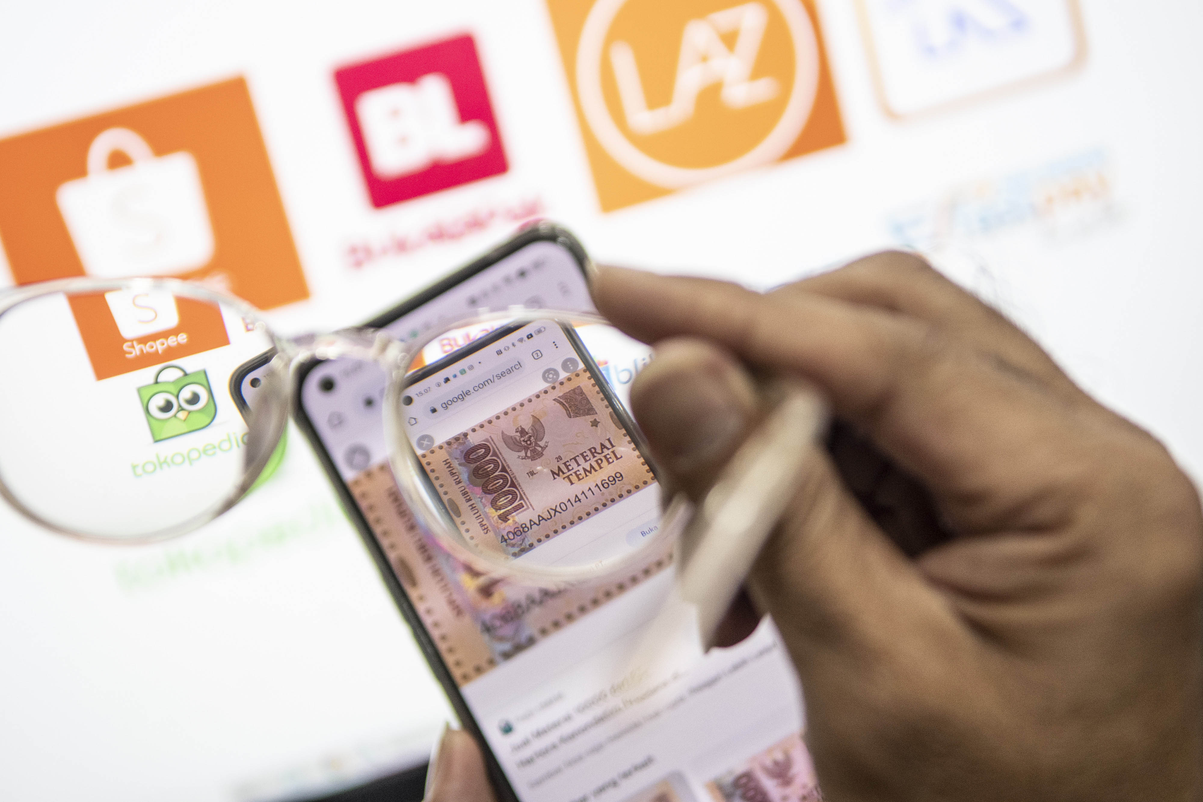 Warga menggunakan perangkat elektronik untuk berbelanja di salah satu situs belanja daring.