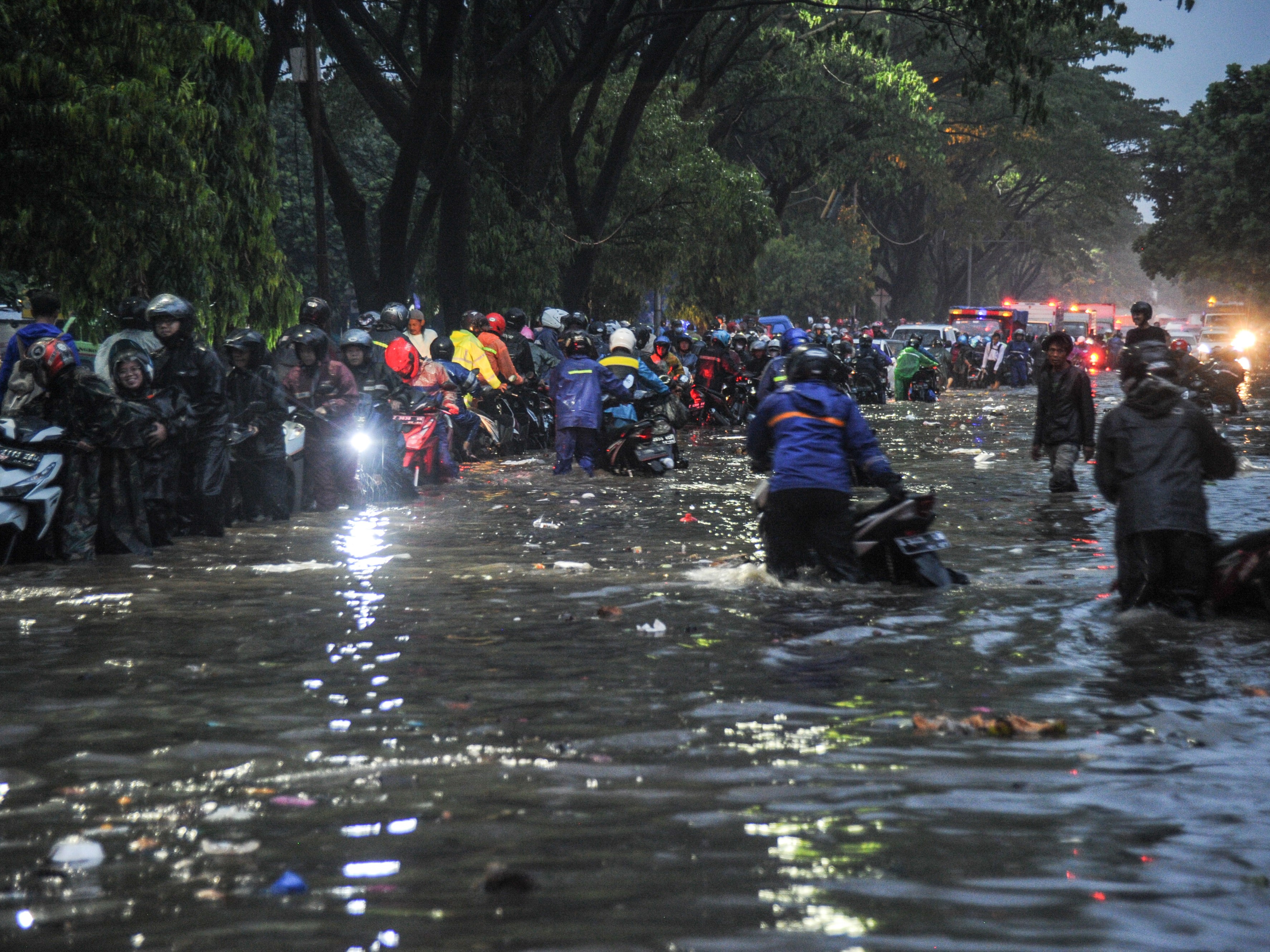 Pengendara menerjang air yang menggenangi Jalan Soekarno-Hatta, Gedebage, Bandung, Jawa Barat, Senin (3/10/2022).