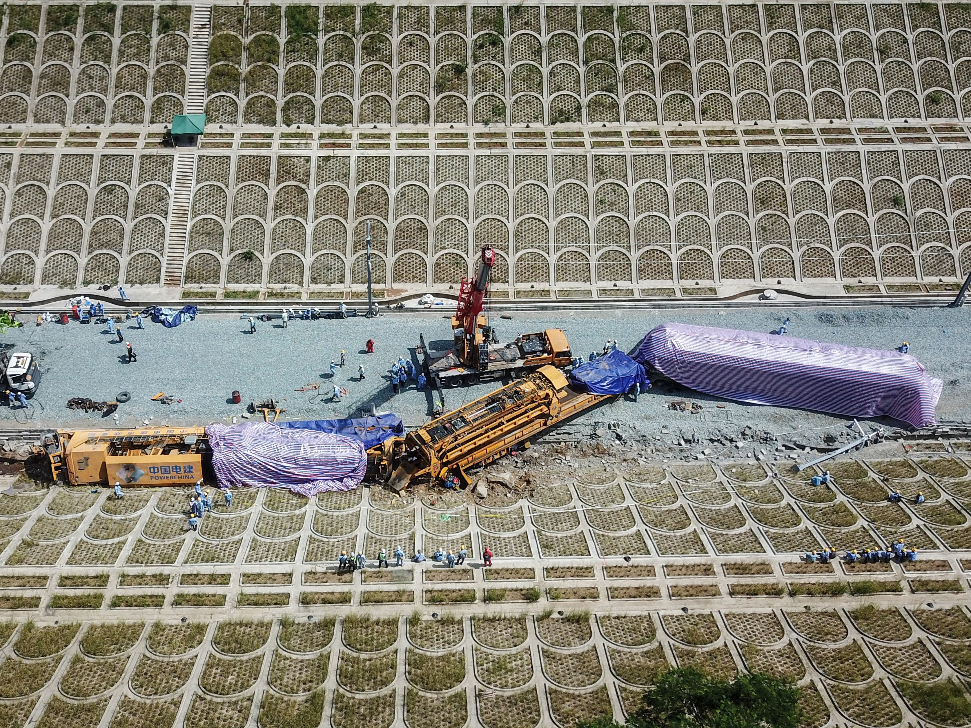 Foto udara proses evakuasi bangkai kereta teknis yang mengalami kecelakaan di Campaka Mekar, Bandung Barat, Jawa Barat, Senin (19/12).