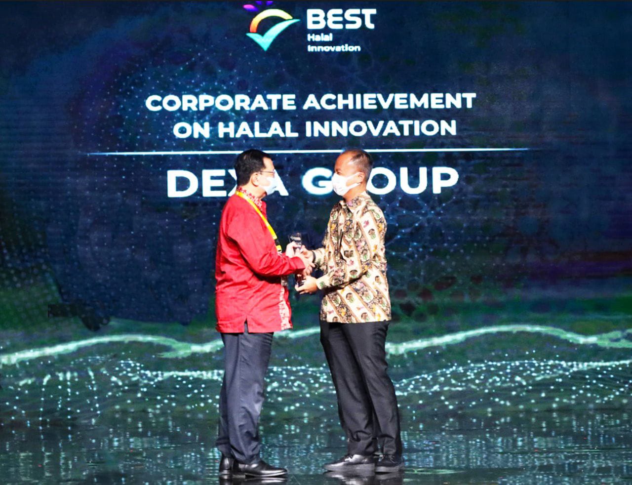 Menperin Agus Gumiwang (kanan) menyerahkan penghargaan Indonesia Halal Industry Awards 2022 kepada Pimpinan Dexa Group Ferry Soetikno. 