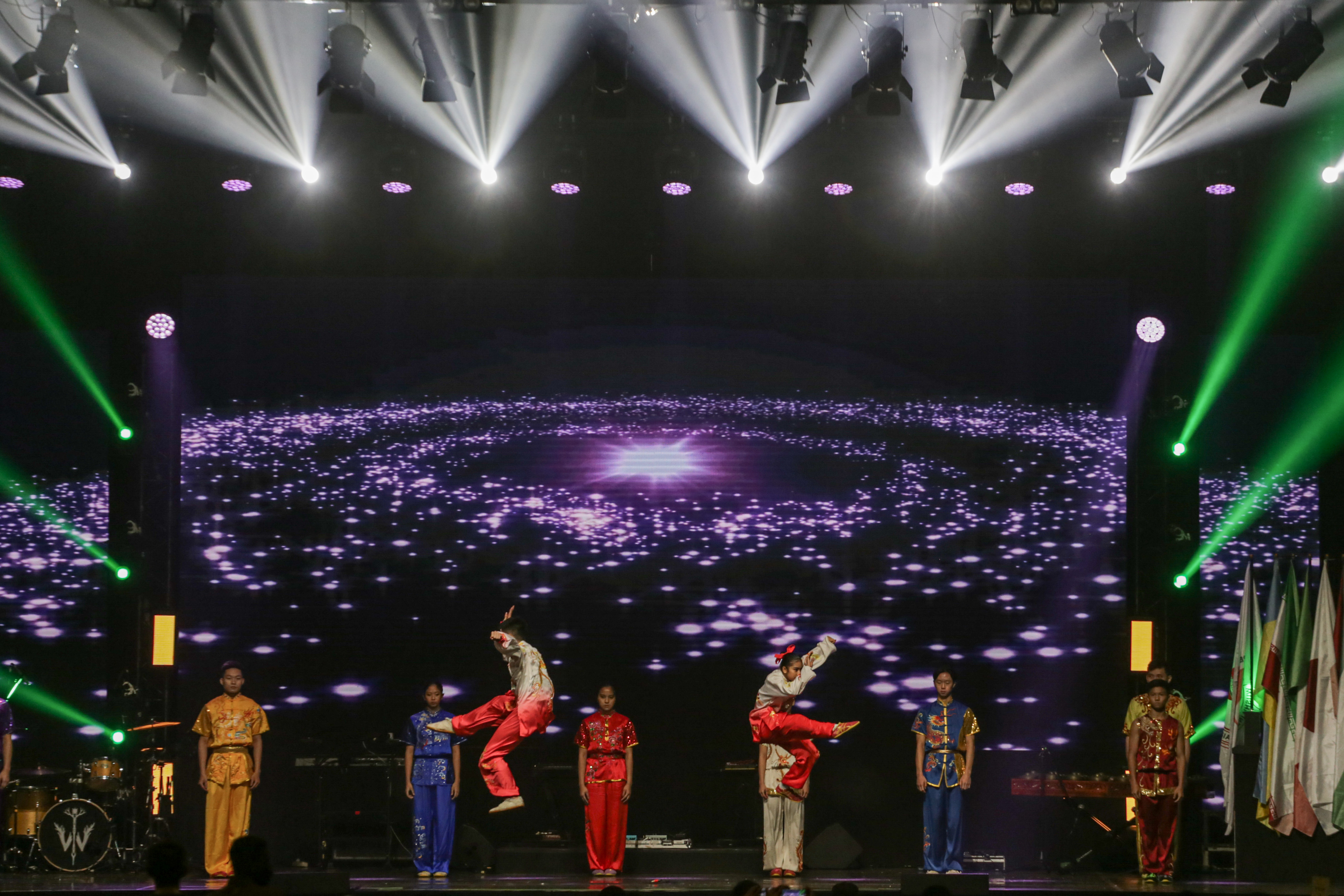 Sejumlah atlet wushu dari berbagai negara menampilkan atraksi pada pembukaan Kejuaraan Dunia Wushu Junior.