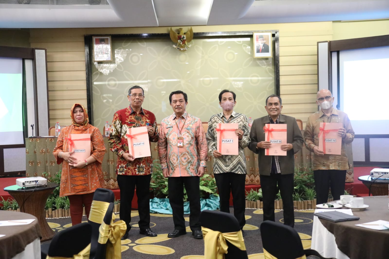 Kepala BSKDN Kemendagri Yusharto Huntoyungo menyerahkan Daftar Isian Pelaksanaan Anggaran 2023