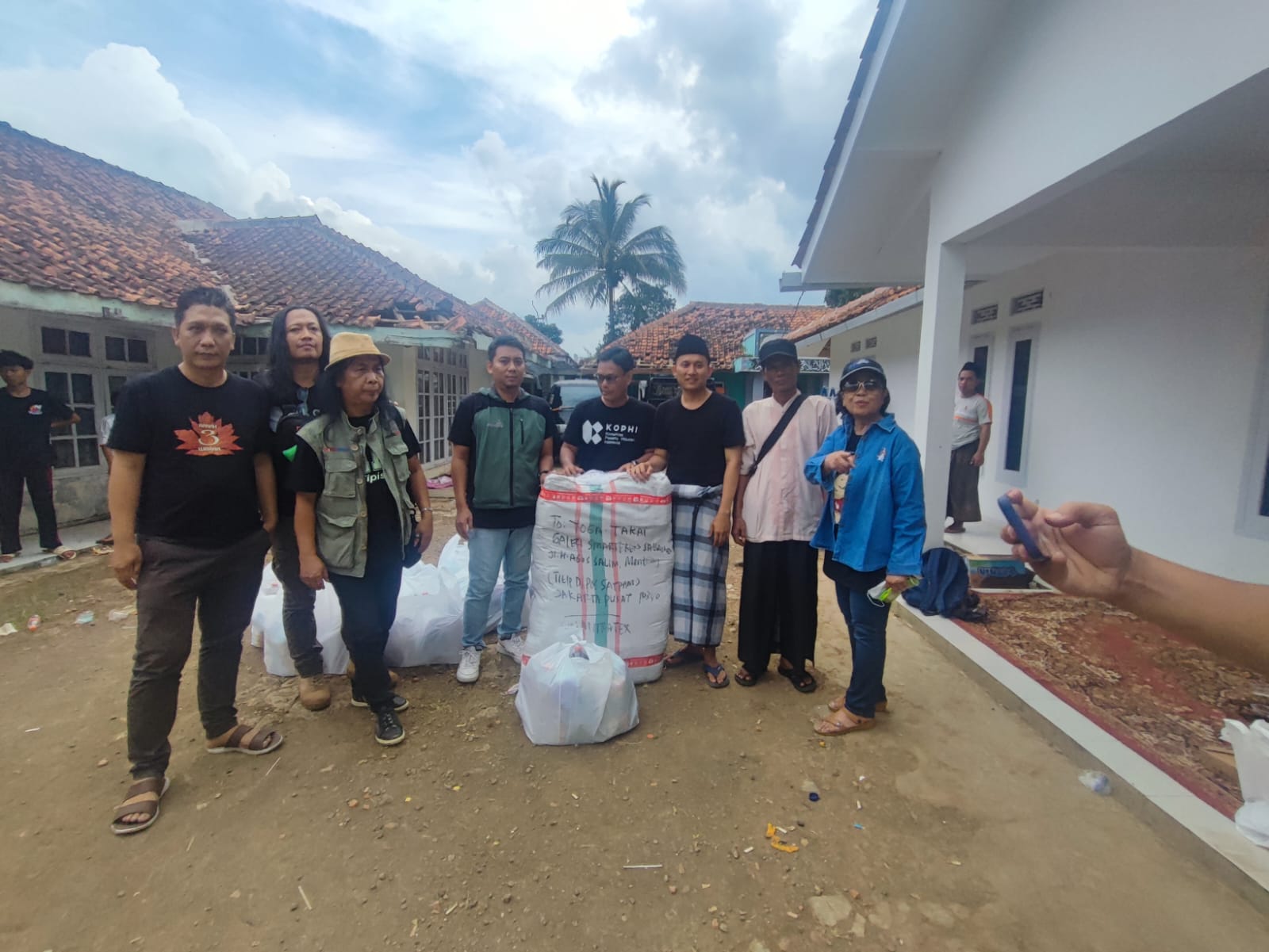 Kophi menyerahkan bantuan hasil kolaborasi banyak pihak. 