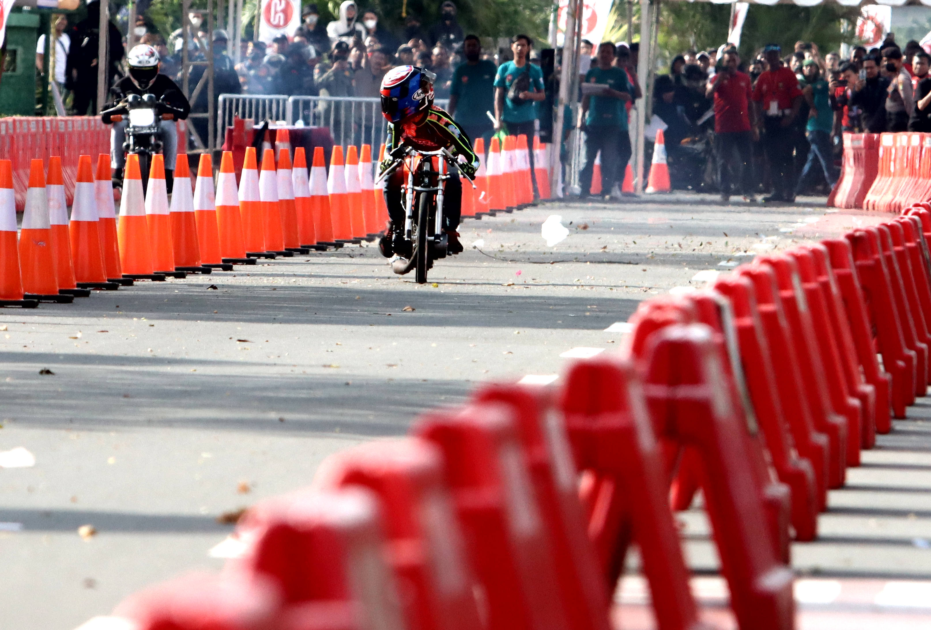 Pembalap beradu cepat dalam lomba street race yang digelar Polda Metro Jaya.