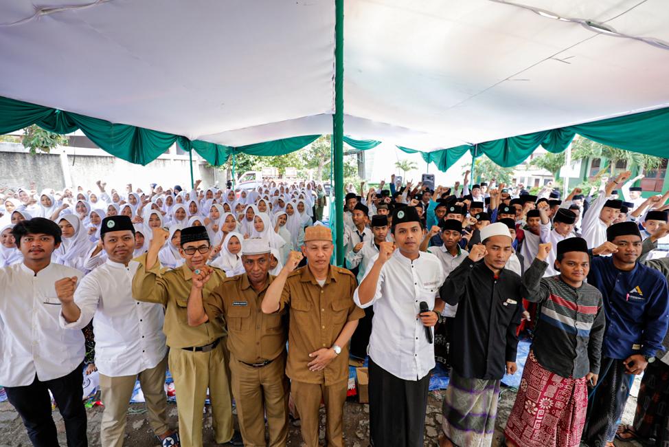 Para santri di Bekasi menggelar doa bersama di Pondok Pesantren (Ponpes) Al - Fath Jalen, Jejalenjaya, Tambun Utara, Kabupaten Bekasi, 