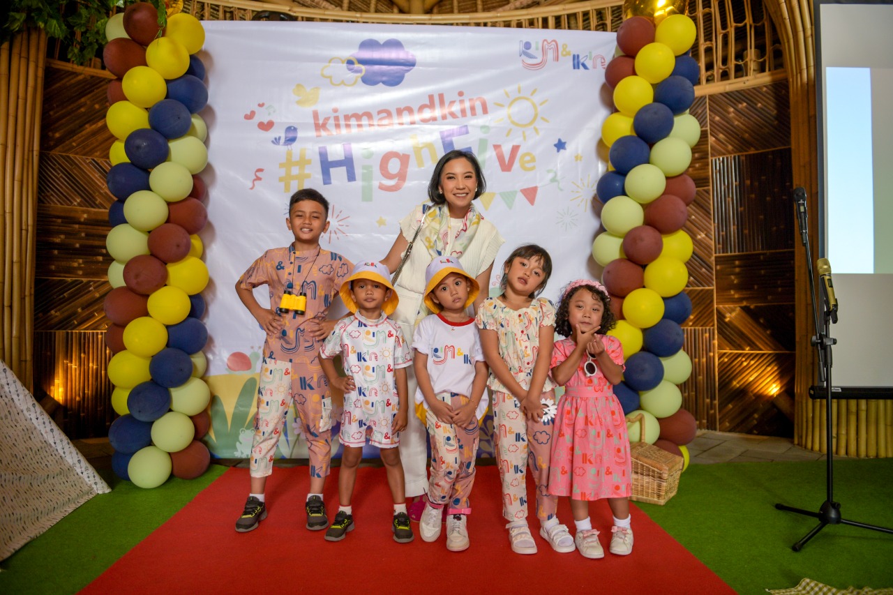 Kim & Kin berkomitmen untuk mendukung perkembangan industri fesyen anak dan keluarga di Indonesia melalui karya-karyanya.