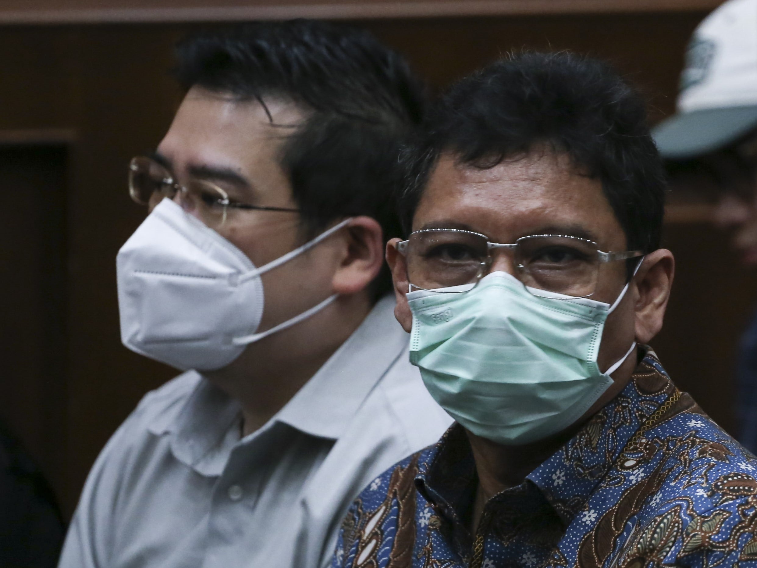 Terdakwa kasus dugaan korupsi terkait izin ekspor minyak sawit mentah Indra Sari Wisnu Wardhana (kanan) dan Stanley MA (kiri). 