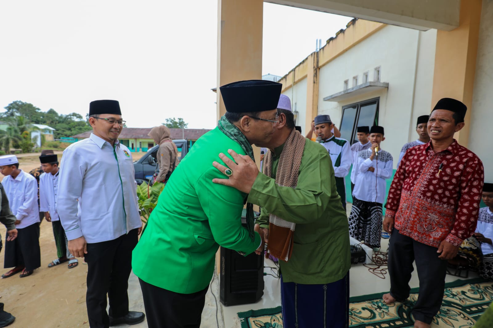 Plt Ketua Umum PPP Muhamad Mardino disambut Pimpinan Ponpes Al-Islam Kemuja, KH Ahmad Hijazi Djama’in, Babel, Rabu (21/12/2022)