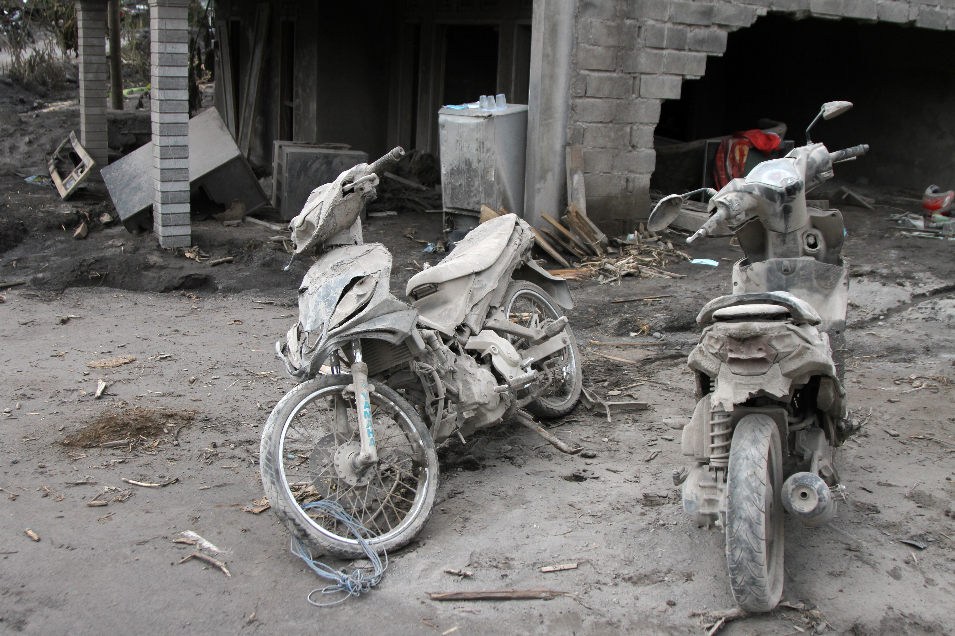 Sepeda motor terdampak material awan panas guguran Gunung Semeru di Dusun Kajarkuning, Desa Sumberwuluh, Lumajang, Rabu (7/12).