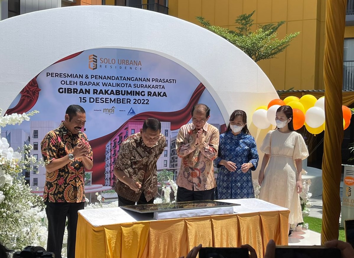 Wakil Wali Kota Surakarta Teguh Prakosa (kedua kiri) saat meresmikan proyek Solo Urbana Residence, Kamis (15/12).