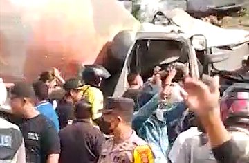 Truk molen yang mengalami kecelakaan.